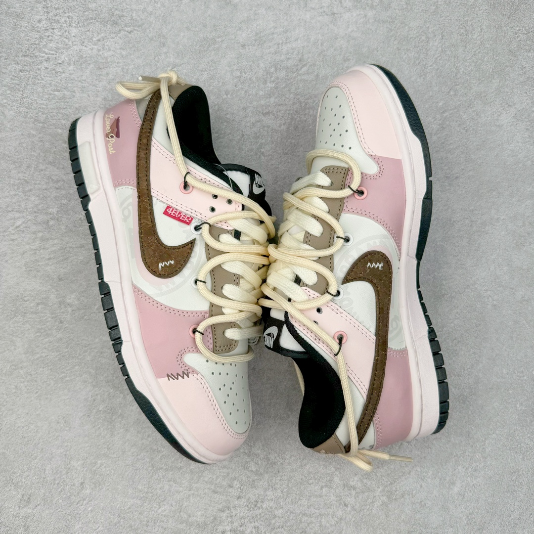 图片[3]-＃YC纯原 NK Dunk Low 心动邮件 心蔷 CW1590-100 定制系列天花板 无原鞋不开发 全系列得物原鞋一比一校对开发 配色持续更新中 终端对接 优势输出 全套原厂楦头原纸板数据档案倾力打造 原汁原味莞产 极致还原 圈内最强针车工艺 高端零售指定版 广东原厂配套原盒原标 鞋盒分三个尺码段 原厂冲刀 超高清洁度 全鞋零毛边皮料切割 采用原厂百宏鞋带以及原厂百宏织唛舌标 内标可供原厂几率过验 进口原装条纹中底布 四线拉帮白色点胶 原厂拉帮手法遵循公司 原厂电绣 极致还原 尺码：35.5 36 36.5 37.5 38 38.5 39 40-选品中心