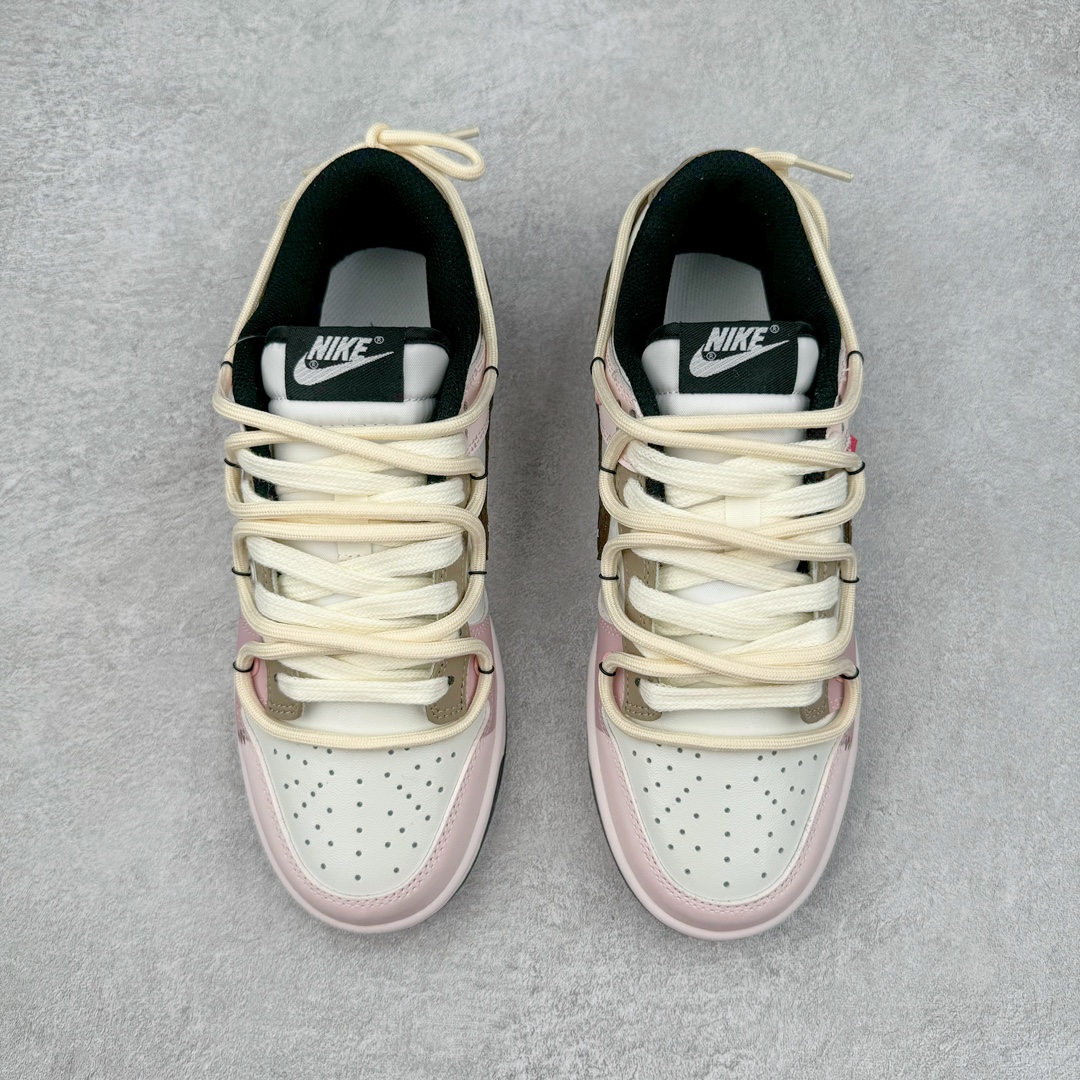 图片[2]-＃YC纯原 NK Dunk Low 心动邮件 心蔷 CW1590-100 定制系列天花板 无原鞋不开发 全系列得物原鞋一比一校对开发 配色持续更新中 终端对接 优势输出 全套原厂楦头原纸板数据档案倾力打造 原汁原味莞产 极致还原 圈内最强针车工艺 高端零售指定版 广东原厂配套原盒原标 鞋盒分三个尺码段 原厂冲刀 超高清洁度 全鞋零毛边皮料切割 采用原厂百宏鞋带以及原厂百宏织唛舌标 内标可供原厂几率过验 进口原装条纹中底布 四线拉帮白色点胶 原厂拉帮手法遵循公司 原厂电绣 极致还原 尺码：35.5 36 36.5 37.5 38 38.5 39 40-选品中心