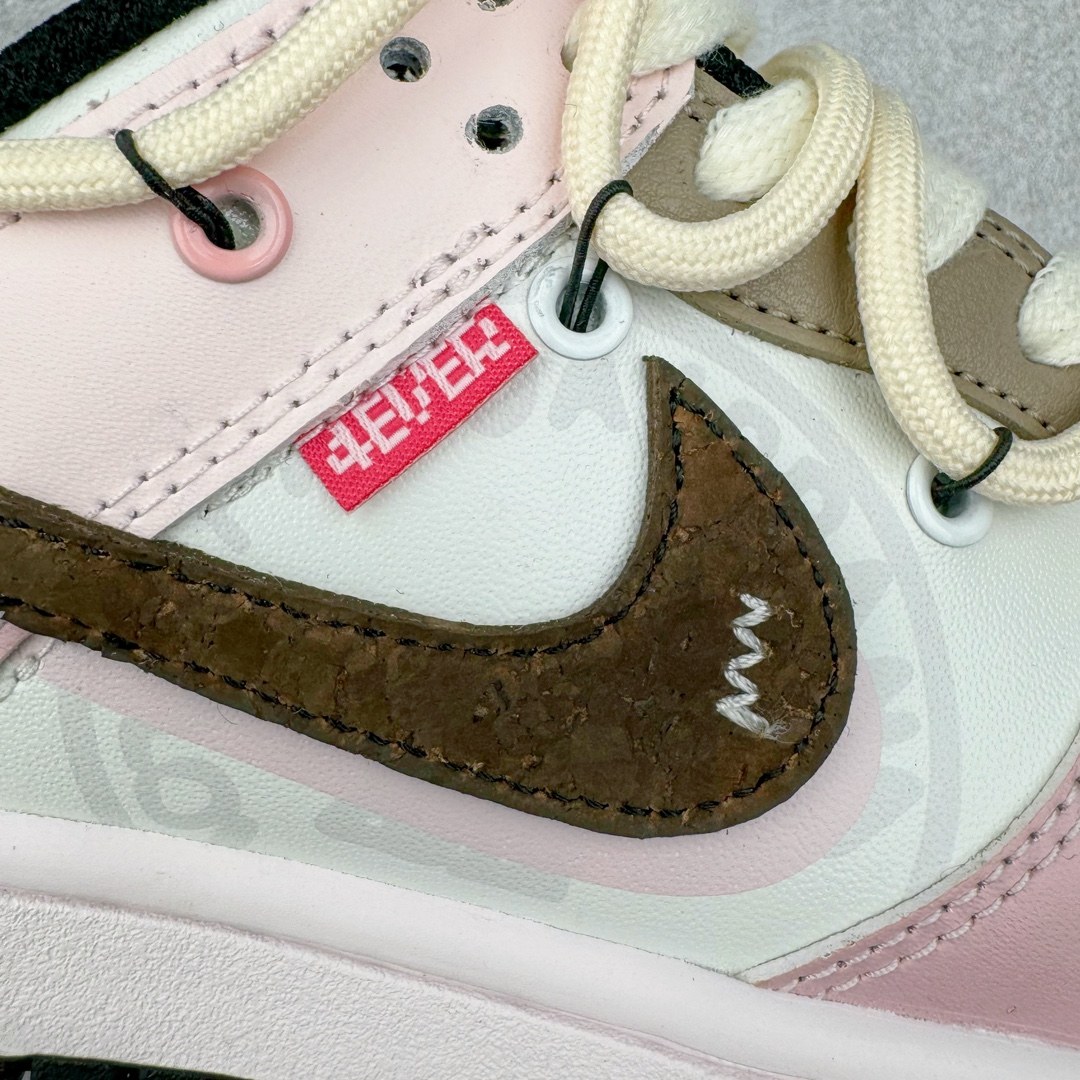 图片[19]-＃YC纯原 NK Dunk Low 心动邮件 心蔷 CW1590-100 定制系列天花板 无原鞋不开发 全系列得物原鞋一比一校对开发 配色持续更新中 终端对接 优势输出 全套原厂楦头原纸板数据档案倾力打造 原汁原味莞产 极致还原 圈内最强针车工艺 高端零售指定版 广东原厂配套原盒原标 鞋盒分三个尺码段 原厂冲刀 超高清洁度 全鞋零毛边皮料切割 采用原厂百宏鞋带以及原厂百宏织唛舌标 内标可供原厂几率过验 进口原装条纹中底布 四线拉帮白色点胶 原厂拉帮手法遵循公司 原厂电绣 极致还原 尺码：35.5 36 36.5 37.5 38 38.5 39 40-选品中心