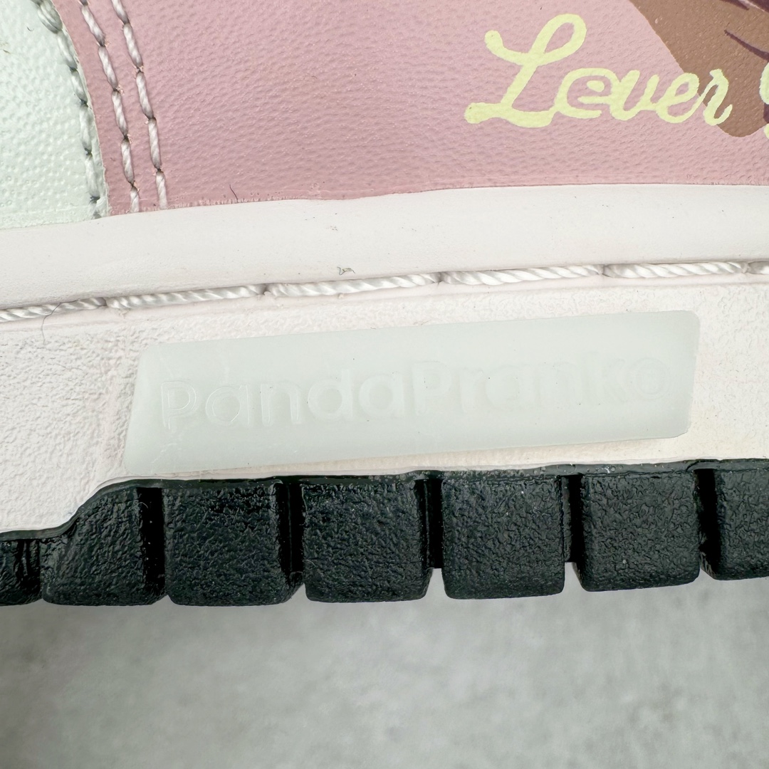 图片[18]-＃YC纯原 NK Dunk Low 心动邮件 心蔷 CW1590-100 定制系列天花板 无原鞋不开发 全系列得物原鞋一比一校对开发 配色持续更新中 终端对接 优势输出 全套原厂楦头原纸板数据档案倾力打造 原汁原味莞产 极致还原 圈内最强针车工艺 高端零售指定版 广东原厂配套原盒原标 鞋盒分三个尺码段 原厂冲刀 超高清洁度 全鞋零毛边皮料切割 采用原厂百宏鞋带以及原厂百宏织唛舌标 内标可供原厂几率过验 进口原装条纹中底布 四线拉帮白色点胶 原厂拉帮手法遵循公司 原厂电绣 极致还原 尺码：35.5 36 36.5 37.5 38 38.5 39 40-选品中心