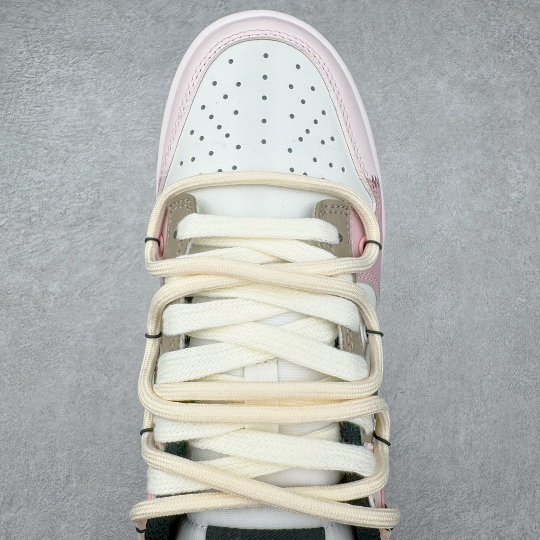图片[4]-＃YC纯原 NK Dunk Low 心动邮件 心蔷 CW1590-100 定制系列天花板 无原鞋不开发 全系列得物原鞋一比一校对开发 配色持续更新中 终端对接 优势输出 全套原厂楦头原纸板数据档案倾力打造 原汁原味莞产 极致还原 圈内最强针车工艺 高端零售指定版 广东原厂配套原盒原标 鞋盒分三个尺码段 原厂冲刀 超高清洁度 全鞋零毛边皮料切割 采用原厂百宏鞋带以及原厂百宏织唛舌标 内标可供原厂几率过验 进口原装条纹中底布 四线拉帮白色点胶 原厂拉帮手法遵循公司 原厂电绣 极致还原 尺码：35.5 36 36.5 37.5 38 38.5 39 40-选品中心