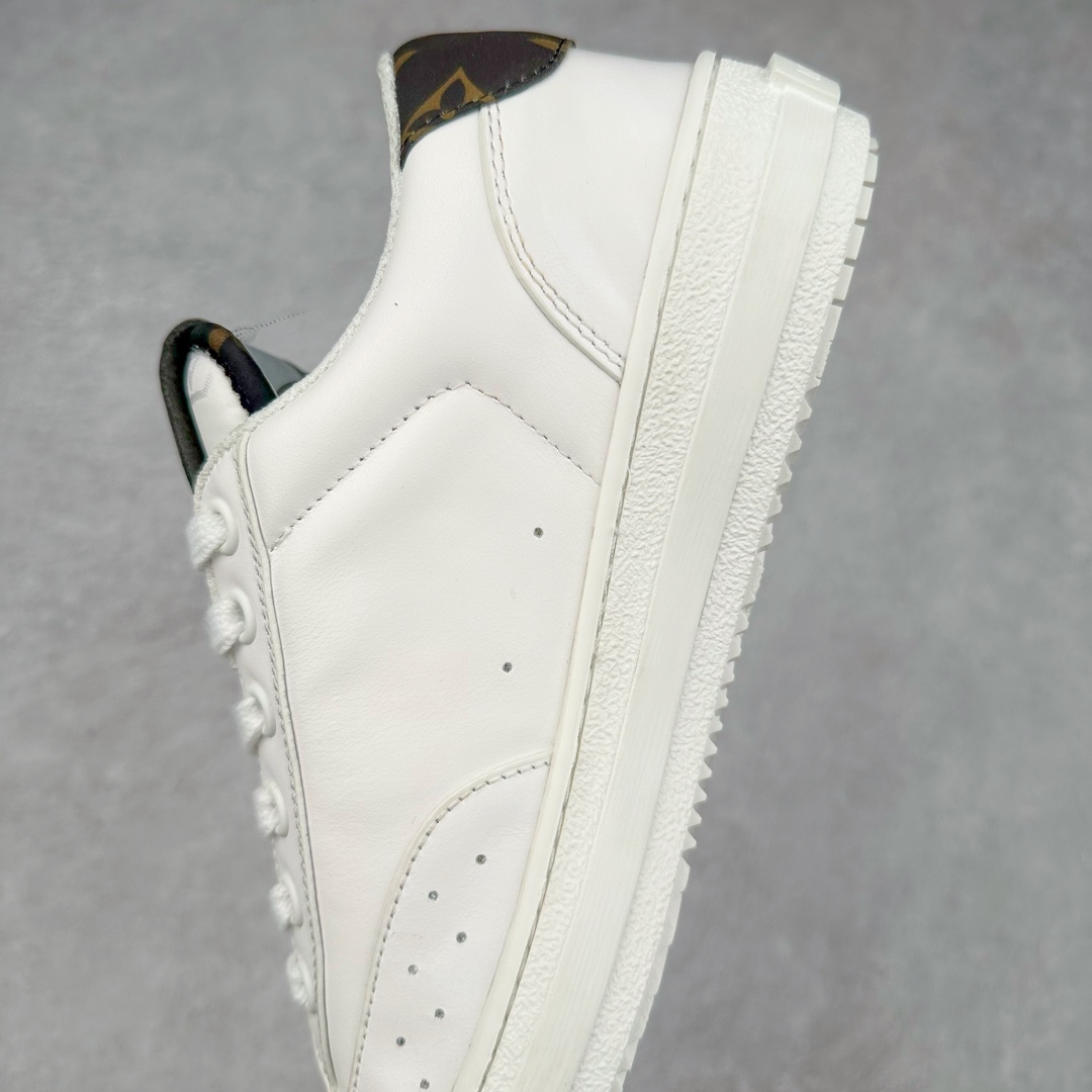 图片[7]-Louis Vuitton 路易威登 lv Time Out 低帮时尚运动板鞋 为舒软小牛皮革压印金属质感 Monogram 图案 再令 Louis 和vuitton 装饰点缀鞋带 与卢勒克斯金属线共同 释放莹泽光芒 搭配后部 Monogram帆布饰边和加厚胎面橡胶外底 鞋面胎牛皮和进口PVC制裁而成 高密度进口电脑车线工艺、经典LOGO跟PVC完美结合 原版大底开模 内里采用进口羊皮 超软皮内里+鞋垫 最新LV/路易威登 杨幂 关晓彤 官方等多明星网红同款 快手抖音等多平台热推 尺码：35 36 37 38 39 40 41 42 43 44-选品中心