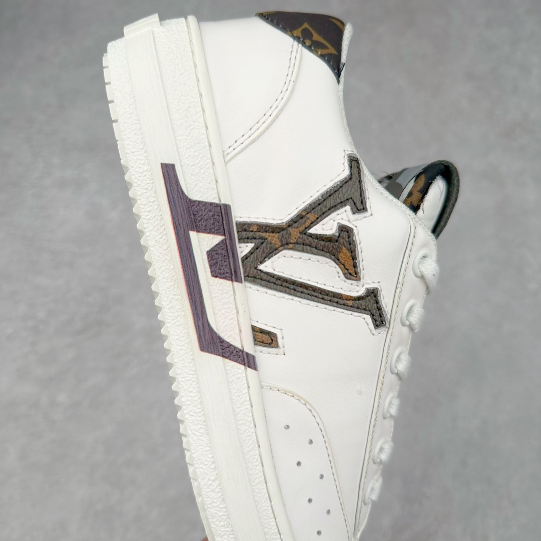 图片[6]-Louis Vuitton 路易威登 lv Time Out 低帮时尚运动板鞋 为舒软小牛皮革压印金属质感 Monogram 图案 再令 Louis 和vuitton 装饰点缀鞋带 与卢勒克斯金属线共同 释放莹泽光芒 搭配后部 Monogram帆布饰边和加厚胎面橡胶外底 鞋面胎牛皮和进口PVC制裁而成 高密度进口电脑车线工艺、经典LOGO跟PVC完美结合 原版大底开模 内里采用进口羊皮 超软皮内里+鞋垫 最新LV/路易威登 杨幂 关晓彤 官方等多明星网红同款 快手抖音等多平台热推 尺码：35 36 37 38 39 40 41 42 43 44-选品中心