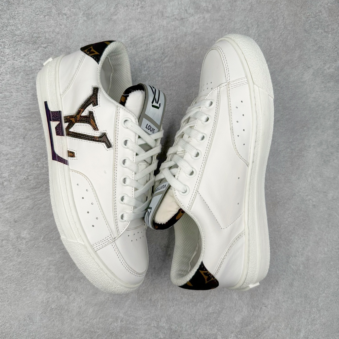 图片[3]-Louis Vuitton 路易威登 lv Time Out 低帮时尚运动板鞋 为舒软小牛皮革压印金属质感 Monogram 图案 再令 Louis 和vuitton 装饰点缀鞋带 与卢勒克斯金属线共同 释放莹泽光芒 搭配后部 Monogram帆布饰边和加厚胎面橡胶外底 鞋面胎牛皮和进口PVC制裁而成 高密度进口电脑车线工艺、经典LOGO跟PVC完美结合 原版大底开模 内里采用进口羊皮 超软皮内里+鞋垫 最新LV/路易威登 杨幂 关晓彤 官方等多明星网红同款 快手抖音等多平台热推 尺码：35 36 37 38 39 40 41 42 43 44-选品中心