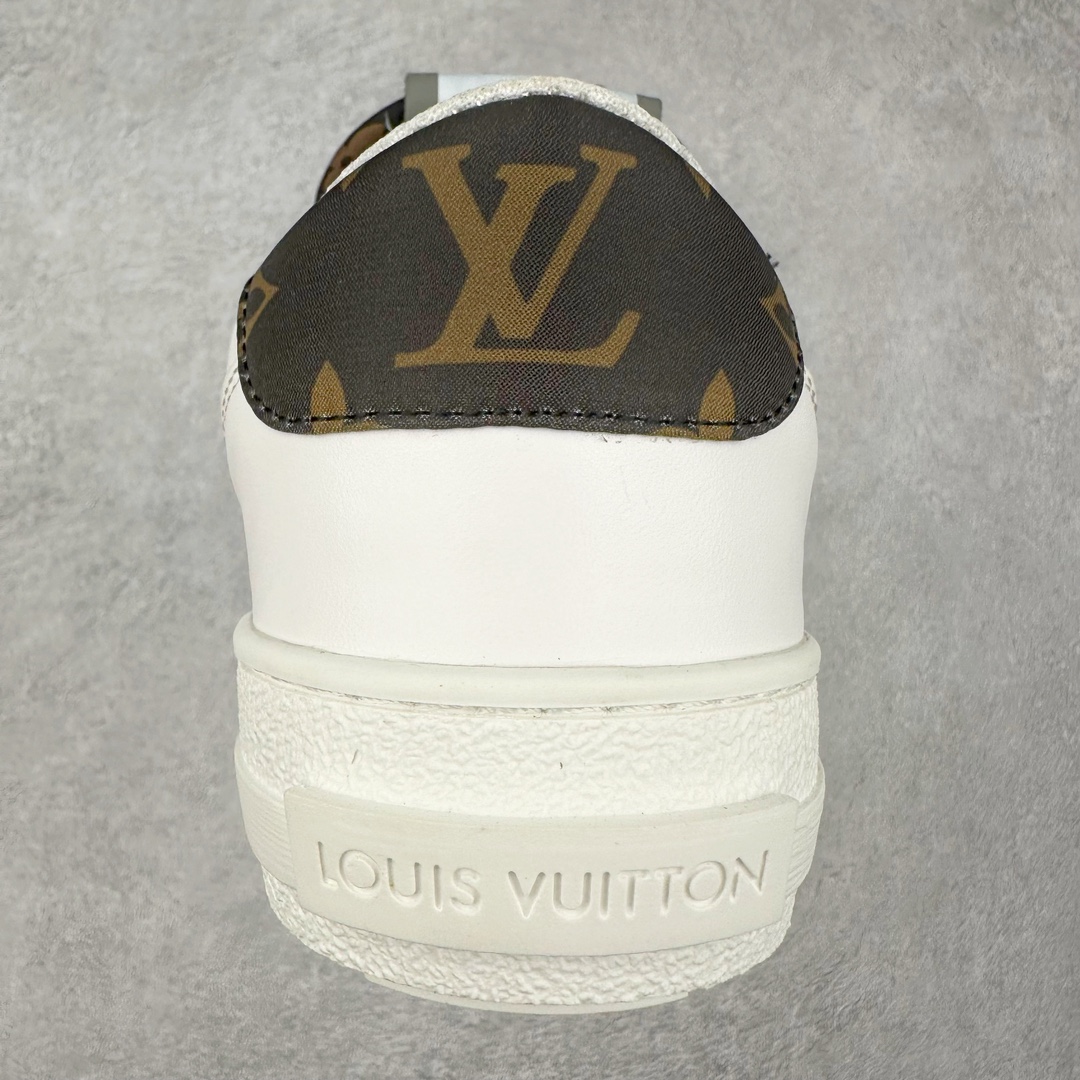 图片[8]-Louis Vuitton 路易威登 lv Time Out 低帮时尚运动板鞋 为舒软小牛皮革压印金属质感 Monogram 图案 再令 Louis 和vuitton 装饰点缀鞋带 与卢勒克斯金属线共同 释放莹泽光芒 搭配后部 Monogram帆布饰边和加厚胎面橡胶外底 鞋面胎牛皮和进口PVC制裁而成 高密度进口电脑车线工艺、经典LOGO跟PVC完美结合 原版大底开模 内里采用进口羊皮 超软皮内里+鞋垫 最新LV/路易威登 杨幂 关晓彤 官方等多明星网红同款 快手抖音等多平台热推 尺码：35 36 37 38 39 40 41 42 43 44-选品中心