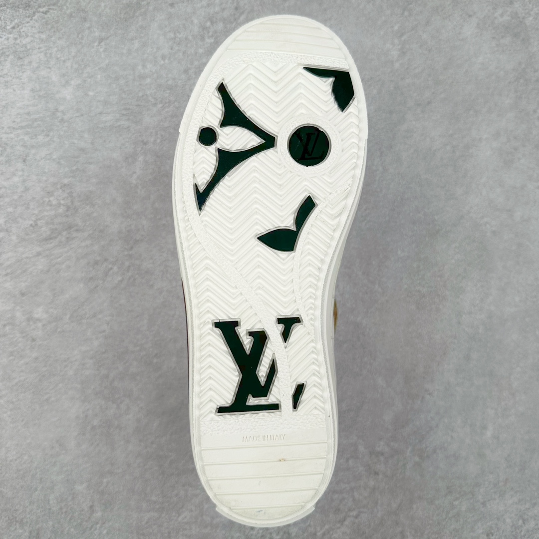 图片[9]-Louis Vuitton 路易威登 lv Time Out 低帮时尚运动板鞋 为舒软小牛皮革压印金属质感 Monogram 图案 再令 Louis 和vuitton 装饰点缀鞋带 与卢勒克斯金属线共同 释放莹泽光芒 搭配后部 Monogram帆布饰边和加厚胎面橡胶外底 鞋面胎牛皮和进口PVC制裁而成 高密度进口电脑车线工艺、经典LOGO跟PVC完美结合 原版大底开模 内里采用进口羊皮 超软皮内里+鞋垫 最新LV/路易威登 杨幂 关晓彤 官方等多明星网红同款 快手抖音等多平台热推 尺码：35 36 37 38 39 40 41 42 43 44-选品中心