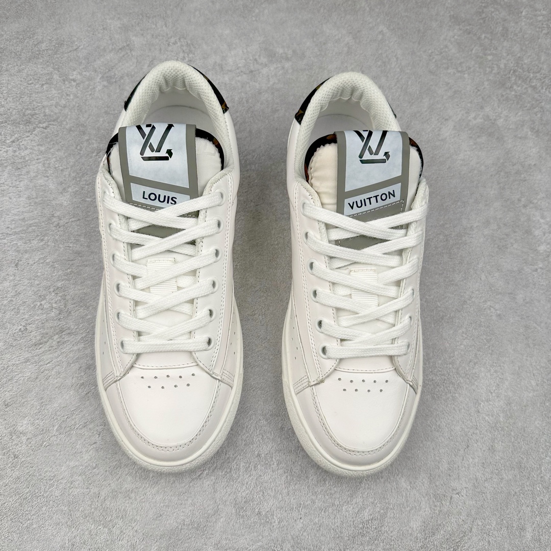 图片[2]-Louis Vuitton 路易威登 lv Time Out 低帮时尚运动板鞋 为舒软小牛皮革压印金属质感 Monogram 图案 再令 Louis 和vuitton 装饰点缀鞋带 与卢勒克斯金属线共同 释放莹泽光芒 搭配后部 Monogram帆布饰边和加厚胎面橡胶外底 鞋面胎牛皮和进口PVC制裁而成 高密度进口电脑车线工艺、经典LOGO跟PVC完美结合 原版大底开模 内里采用进口羊皮 超软皮内里+鞋垫 最新LV/路易威登 杨幂 关晓彤 官方等多明星网红同款 快手抖音等多平台热推 尺码：35 36 37 38 39 40 41 42 43 44-选品中心