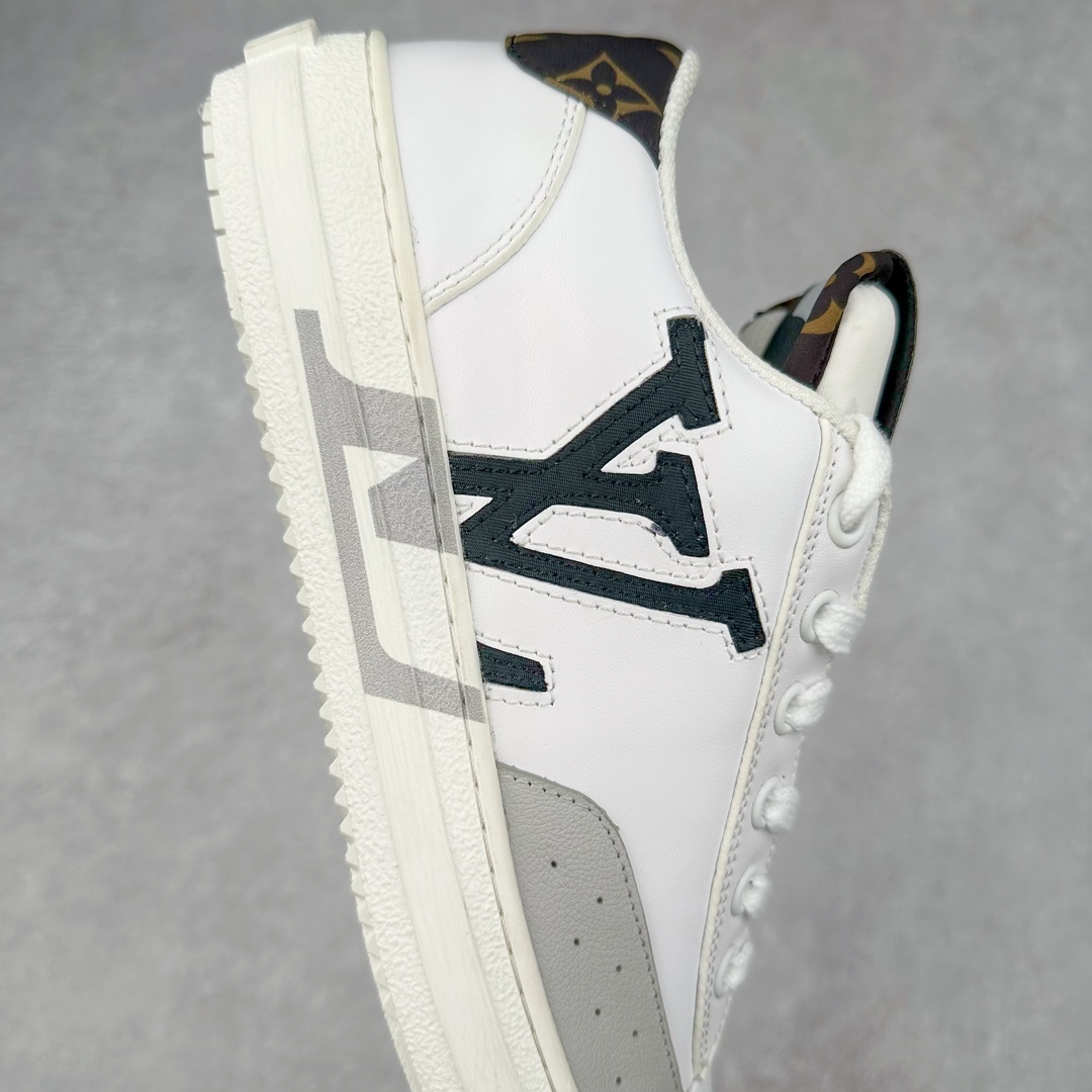 图片[6]-Louis Vuitton 路易威登 lv Time Out 低帮时尚运动板鞋 为舒软小牛皮革压印金属质感 Monogram 图案 再令 Louis 和vuitton 装饰点缀鞋带 与卢勒克斯金属线共同 释放莹泽光芒 搭配后部 Monogram帆布饰边和加厚胎面橡胶外底 鞋面胎牛皮和进口PVC制裁而成 高密度进口电脑车线工艺、经典LOGO跟PVC完美结合 原版大底开模 内里采用进口羊皮 超软皮内里+鞋垫 最新LV/路易威登 杨幂 关晓彤 官方等多明星网红同款 快手抖音等多平台热推 尺码：35 36 37 38 39 40 41 42 43 44-选品中心