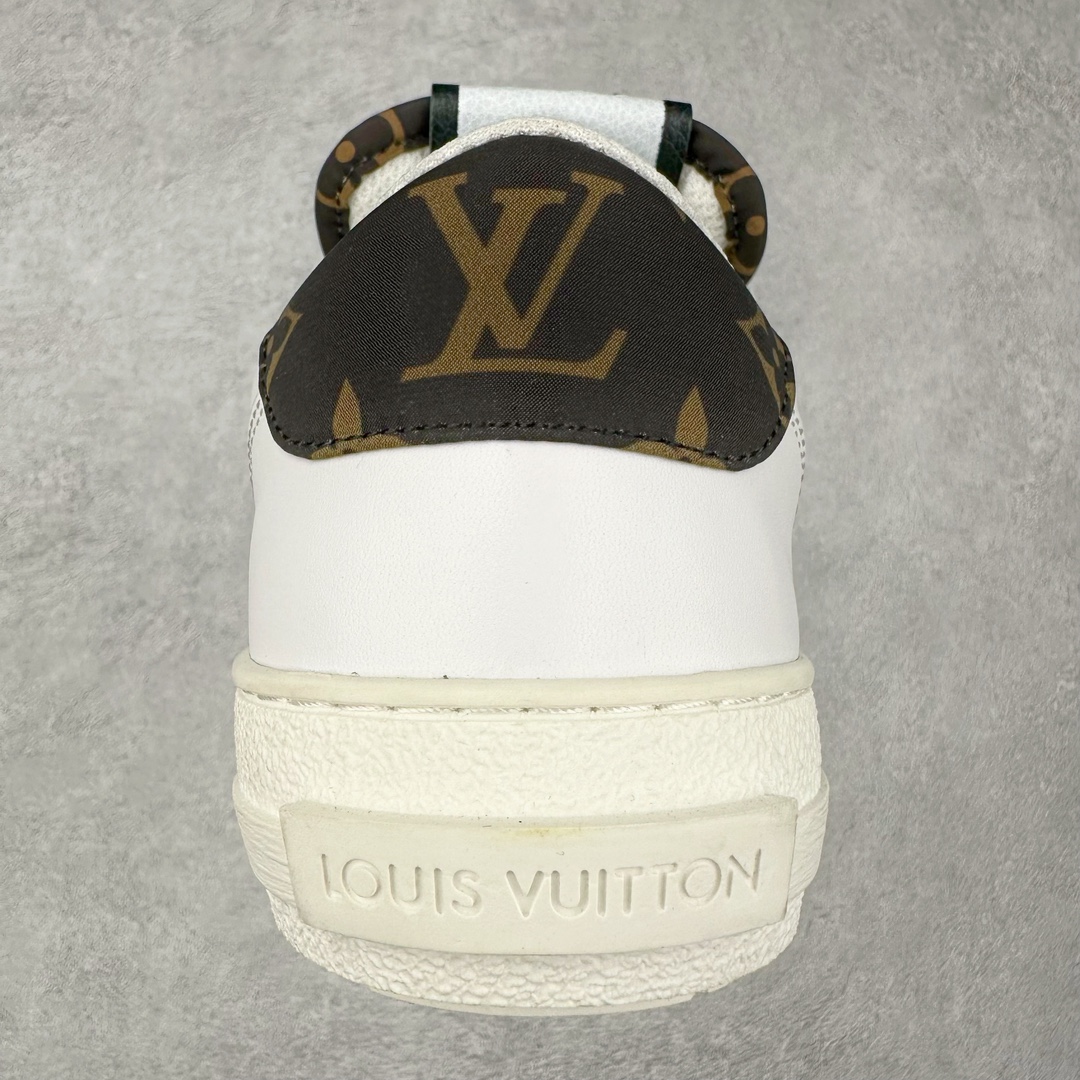 图片[8]-Louis Vuitton 路易威登 lv Time Out 低帮时尚运动板鞋 为舒软小牛皮革压印金属质感 Monogram 图案 再令 Louis 和vuitton 装饰点缀鞋带 与卢勒克斯金属线共同 释放莹泽光芒 搭配后部 Monogram帆布饰边和加厚胎面橡胶外底 鞋面胎牛皮和进口PVC制裁而成 高密度进口电脑车线工艺、经典LOGO跟PVC完美结合 原版大底开模 内里采用进口羊皮 超软皮内里+鞋垫 最新LV/路易威登 杨幂 关晓彤 官方等多明星网红同款 快手抖音等多平台热推 尺码：35 36 37 38 39 40 41 42 43 44-选品中心