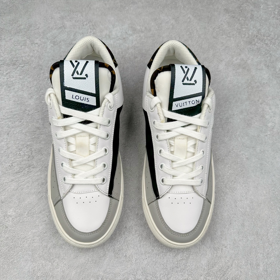 图片[2]-Louis Vuitton 路易威登 lv Time Out 低帮时尚运动板鞋 为舒软小牛皮革压印金属质感 Monogram 图案 再令 Louis 和vuitton 装饰点缀鞋带 与卢勒克斯金属线共同 释放莹泽光芒 搭配后部 Monogram帆布饰边和加厚胎面橡胶外底 鞋面胎牛皮和进口PVC制裁而成 高密度进口电脑车线工艺、经典LOGO跟PVC完美结合 原版大底开模 内里采用进口羊皮 超软皮内里+鞋垫 最新LV/路易威登 杨幂 关晓彤 官方等多明星网红同款 快手抖音等多平台热推 尺码：35 36 37 38 39 40 41 42 43 44-选品中心