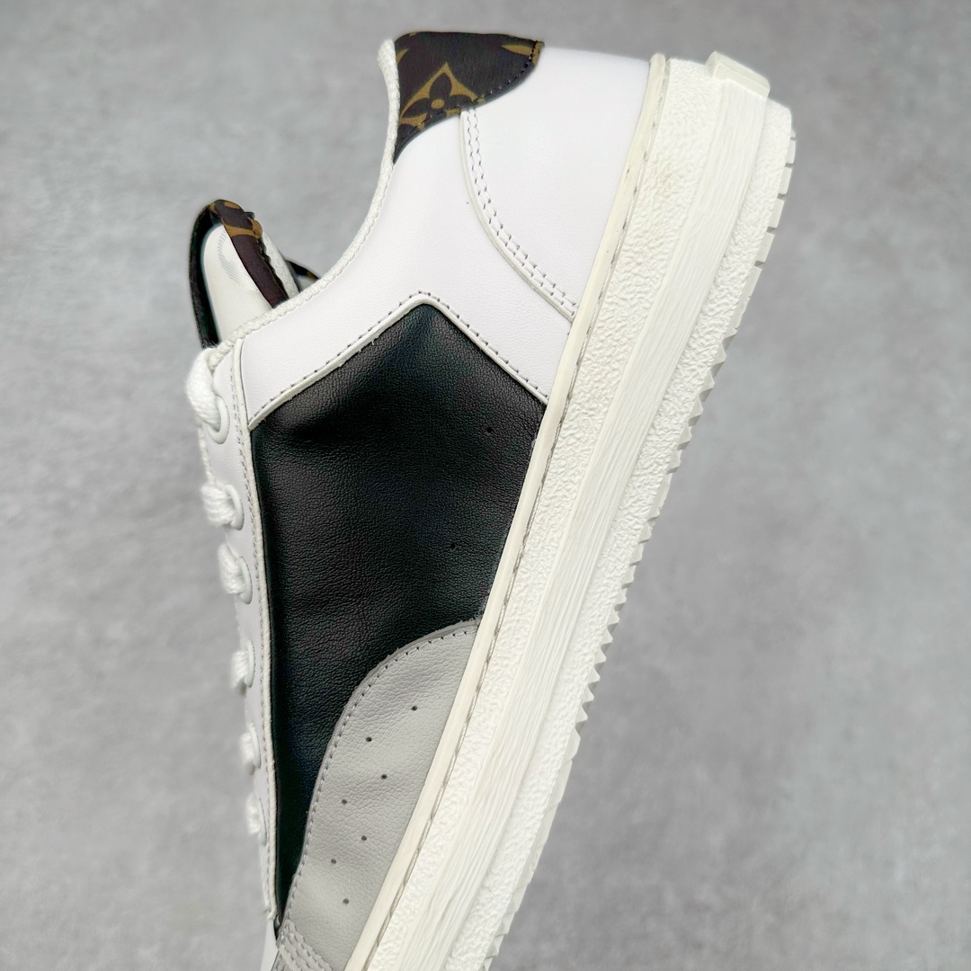 图片[7]-Louis Vuitton 路易威登 lv Time Out 低帮时尚运动板鞋 为舒软小牛皮革压印金属质感 Monogram 图案 再令 Louis 和vuitton 装饰点缀鞋带 与卢勒克斯金属线共同 释放莹泽光芒 搭配后部 Monogram帆布饰边和加厚胎面橡胶外底 鞋面胎牛皮和进口PVC制裁而成 高密度进口电脑车线工艺、经典LOGO跟PVC完美结合 原版大底开模 内里采用进口羊皮 超软皮内里+鞋垫 最新LV/路易威登 杨幂 关晓彤 官方等多明星网红同款 快手抖音等多平台热推 尺码：35 36 37 38 39 40 41 42 43 44-选品中心