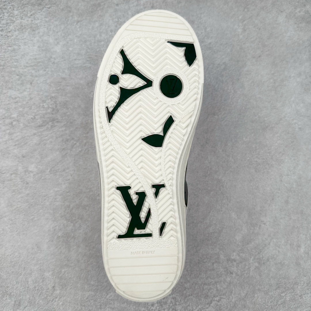 图片[9]-Louis Vuitton 路易威登 lv Time Out 低帮时尚运动板鞋 为舒软小牛皮革压印金属质感 Monogram 图案 再令 Louis 和vuitton 装饰点缀鞋带 与卢勒克斯金属线共同 释放莹泽光芒 搭配后部 Monogram帆布饰边和加厚胎面橡胶外底 鞋面胎牛皮和进口PVC制裁而成 高密度进口电脑车线工艺、经典LOGO跟PVC完美结合 原版大底开模 内里采用进口羊皮 超软皮内里+鞋垫 最新LV/路易威登 杨幂 关晓彤 官方等多明星网红同款 快手抖音等多平台热推 尺码：35 36 37 38 39 40 41 42 43 44-选品中心