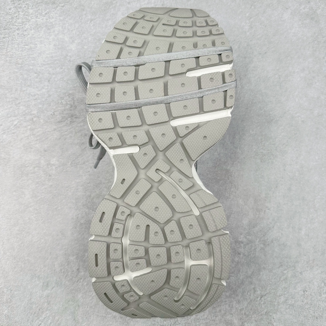 图片[9]-＃VG零售版 BALENCIAGA 3XL Sneakers 巴黎世家十代网布系带低帮走秀复古老爹鞋 全套原纸板楦头开发 最原汁原味的灵魂版型 全鞋荧光划线卡点 胶水把控整洁度追求极致完美 每一双都是工艺品 多重QC质检 超越公司货的品控标准 实实在在的免检产品 原盒原配 正确字体电绣 粗细、位置、大小正确 侧边TPU 透气孔匹配意产原版 正确分离大底 TPU软底 原版一致大底LOGO 立体感十足 原厂皮料水洗做旧 采购原厂网纱 不含皮革 网布材料和聚氨酯 磨损效果 鞋头边缘和后帮 Balenciaga 徽标 鞋面和后跟凸印尺码 鞋舌 3XL 橡胶品牌标识和反光细节 鞋帮拉袢和鞋舌拉祥 配反光细节 备用鞋带在鞋履前侧 可在穿着前取下 便于不同造型搭配 正常尺码 尺码：35 36 37 38 39 40 41 42 43 44 45 46-选品中心