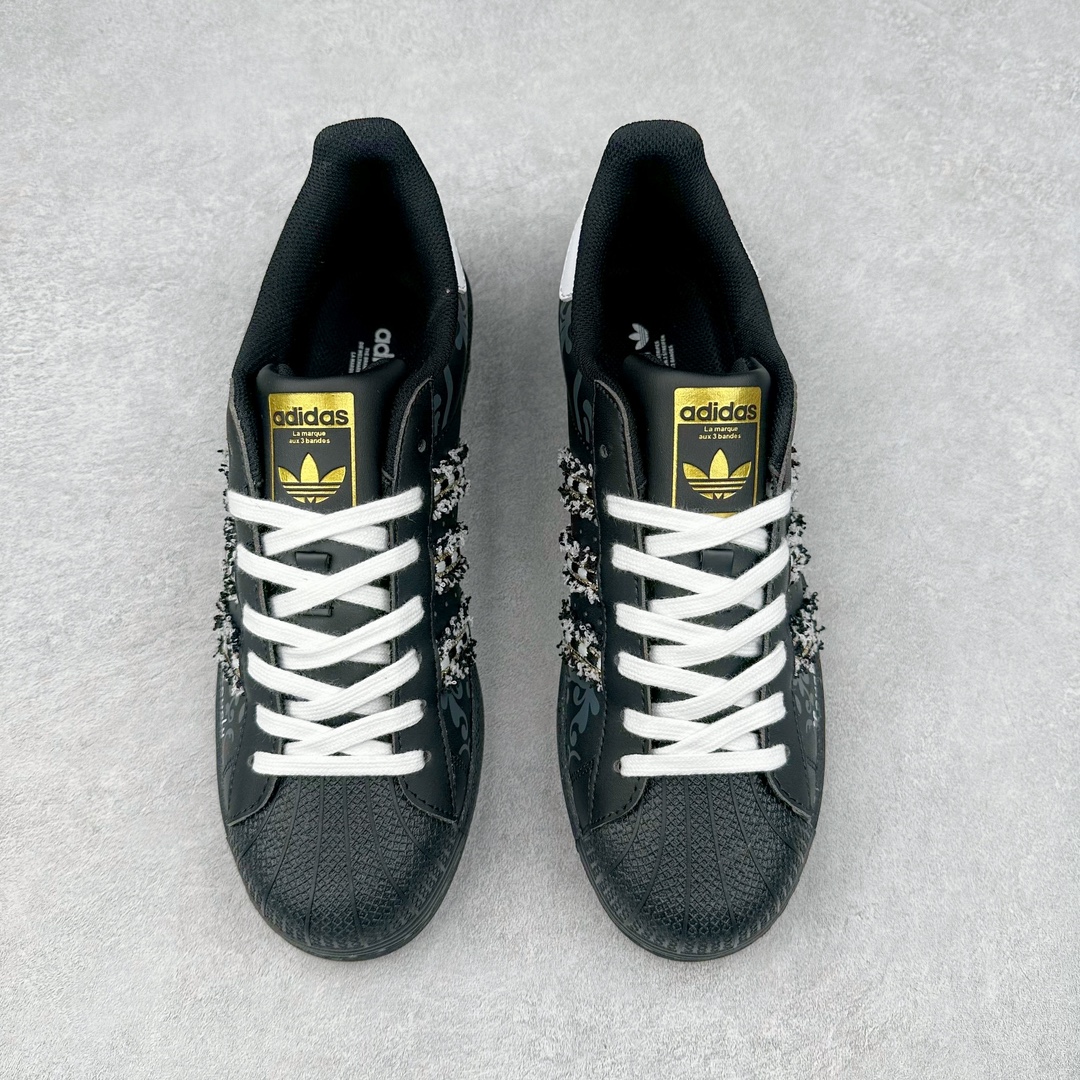 图片[2]-AD Originals Superstar 经典复古贝壳头板鞋 EG4959 诞生于1969年 是第一双将全皮面鞋 身与橡胶鞋头结合在一起的低帮篮球鞋 Superstar最开始 是作为高帮篮球鞋Pro Model的低帮版本而出现的 但因为其独特和醒目的橡胶鞋头造型而让大家熟知 被大家形象地称为\\\”shelltoe\\\”贝壳头 在70年代的美国职业篮球场上 接近3/4的NBA球员都将这双Superstar作为场上用鞋 80年代之后 经过不断的改良和发展 Superstar逐渐成为横跨时装、音乐、街头文化、休闲和运动等各大领域的时尚潮鞋 尺码：36 36.5 37 38 38.5 39 40 40.5 41 42 42.5 43 44 44.5 45-选品中心