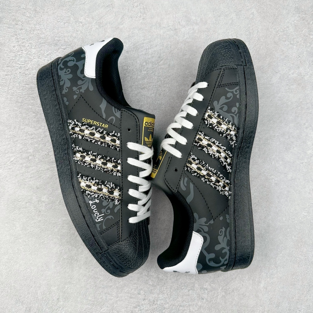 图片[3]-AD Originals Superstar 经典复古贝壳头板鞋 EG4959 诞生于1969年 是第一双将全皮面鞋 身与橡胶鞋头结合在一起的低帮篮球鞋 Superstar最开始 是作为高帮篮球鞋Pro Model的低帮版本而出现的 但因为其独特和醒目的橡胶鞋头造型而让大家熟知 被大家形象地称为\\\”shelltoe\\\”贝壳头 在70年代的美国职业篮球场上 接近3/4的NBA球员都将这双Superstar作为场上用鞋 80年代之后 经过不断的改良和发展 Superstar逐渐成为横跨时装、音乐、街头文化、休闲和运动等各大领域的时尚潮鞋 尺码：36 36.5 37 38 38.5 39 40 40.5 41 42 42.5 43 44 44.5 45-选品中心