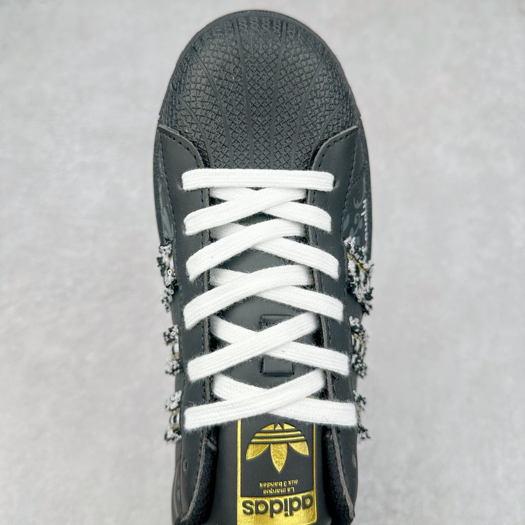 图片[4]-AD Originals Superstar 经典复古贝壳头板鞋 EG4959 诞生于1969年 是第一双将全皮面鞋 身与橡胶鞋头结合在一起的低帮篮球鞋 Superstar最开始 是作为高帮篮球鞋Pro Model的低帮版本而出现的 但因为其独特和醒目的橡胶鞋头造型而让大家熟知 被大家形象地称为\\\”shelltoe\\\”贝壳头 在70年代的美国职业篮球场上 接近3/4的NBA球员都将这双Superstar作为场上用鞋 80年代之后 经过不断的改良和发展 Superstar逐渐成为横跨时装、音乐、街头文化、休闲和运动等各大领域的时尚潮鞋 尺码：36 36.5 37 38 38.5 39 40 40.5 41 42 42.5 43 44 44.5 45-选品中心