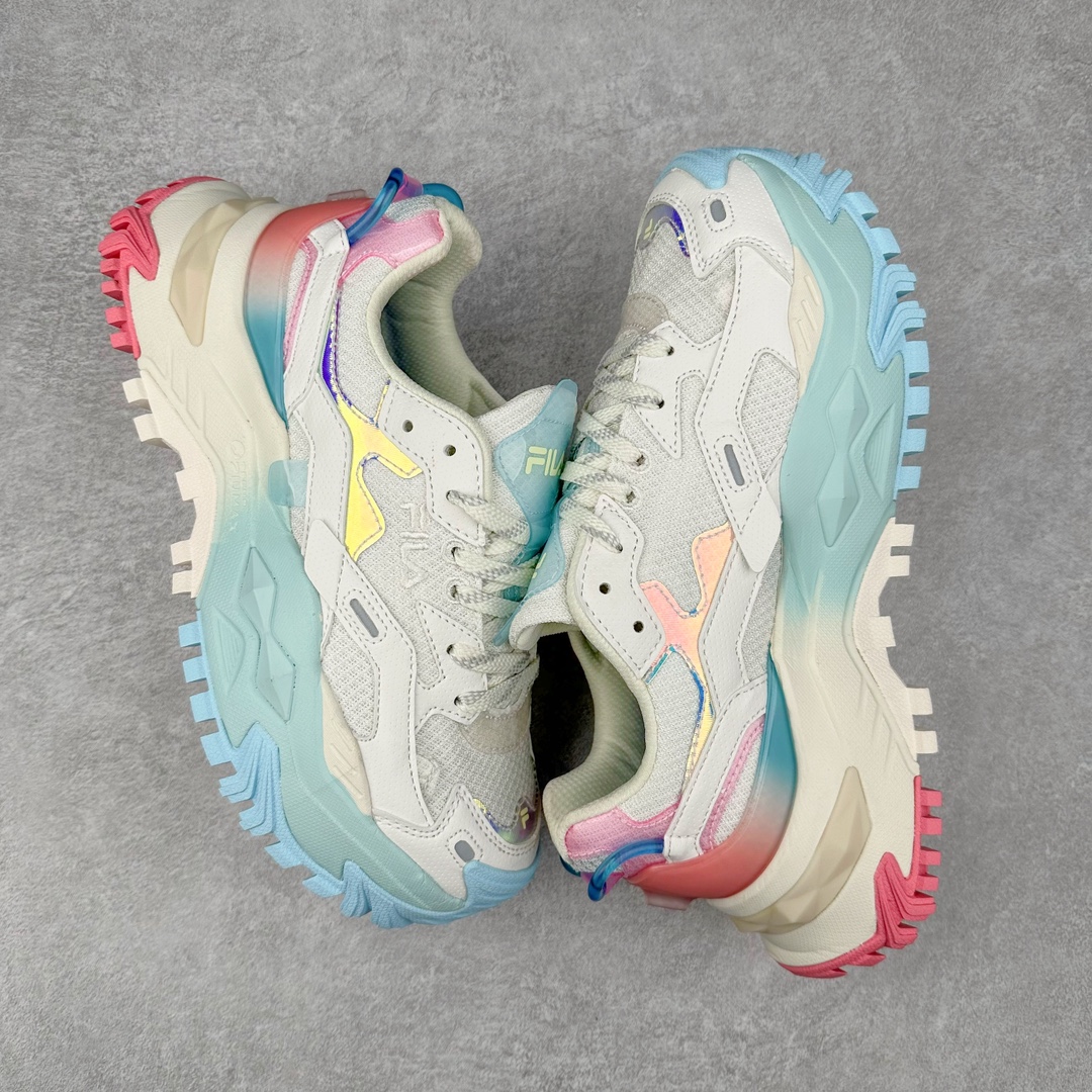 图片[3]-斐乐Fila Fusion Bianco 硬糖系列老爹风增高厚底复古中性休闲运动慢跑鞋 FILA FUSION正式推出全新BIANCO硬糖鞋，该鞋款灵感来自于阿尔卑斯山最高峰Moute Bianco的灵感，同时全掌搭载TECNO-PIUMAX轻能发泡科技，鞋面上穿插了层次丰富的设计，更增添酷炫感。大底采用山峦起伏的设计理念，整个夏天，带你感受来自阿尔卑斯雪山的凉爽。BIANCO硬糖鞋是FILA FUSION为女性打造的全新专属鞋款，BIANCO在意大利语中意为白色，BIANCO鞋底上的棱形结构意为雪山上晶莹剔透的水晶，又好像一颗颗甜美的硬糖，代表着外表绚丽、内心坚定，拥有自己主张的女性主义。让每个穿上的女生都能做最亮的高冷百变女王，可甜可飒，夏日炎炎，有硬糖更甜！尺码：35.5 36 36.5 37.5 38 38.5 39 40-选品中心
