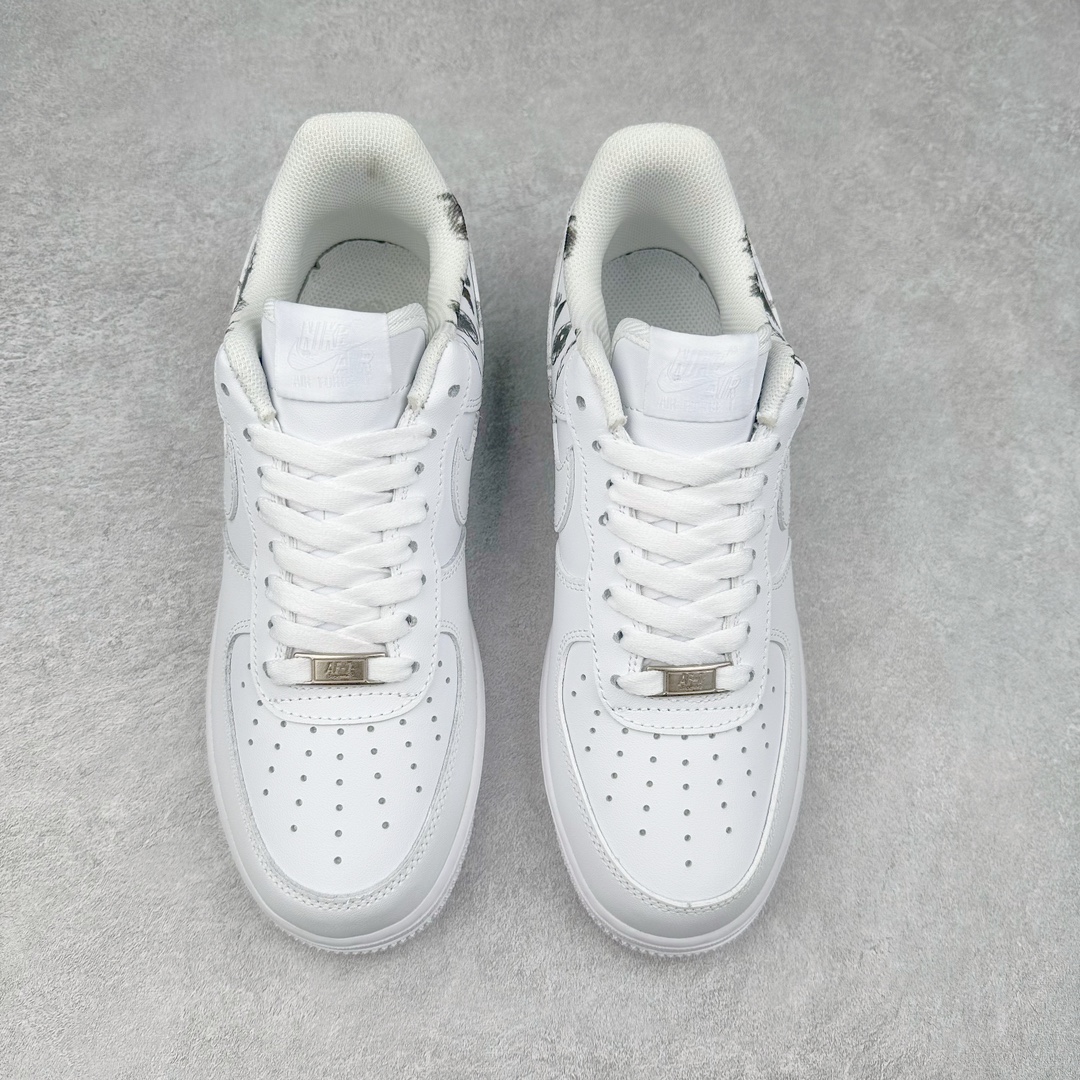 图片[2]-NK Air Force 1´07 Low 空军一号低帮百搭休闲运动板鞋 923044-100 柔软、弹性十足的缓震性能和出色的中底设计 横跨复古与现代的外型结合 造就出风靡全球 三十多年的Force 1 直到今天还深受青睐 尺码：36 36.5 37.5 38 38.5 39 40 40.5 41 42 42.5 43 44 44.5 45-选品中心