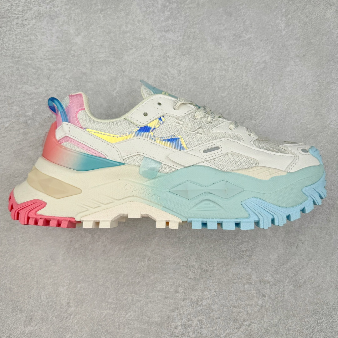 斐乐Fila Fusion Bianco 硬糖系列老爹风增高厚底复古中性休闲运动慢跑鞋 FILA FUSION正式推出全新BIANCO硬糖鞋，该鞋款灵感来自于阿尔卑斯山最高峰Moute Bianco的灵感，同时全掌搭载TECNO-PIUMAX轻能发泡科技，鞋面上穿插了层次丰富的设计，更增添酷炫感。大底采用山峦起伏的设计理念，整个夏天，带你感受来自阿尔卑斯雪山的凉爽。BIANCO硬糖鞋是FILA FUSION为女性打造的全新专属鞋款，BIANCO在意大利语中意为白色，BIANCO鞋底上的棱形结构意为雪山上晶莹剔透的水晶，又好像一颗颗甜美的硬糖，代表着外表绚丽、内心坚定，拥有自己主张的女性主义。让每个穿上的女生都能做最亮的高冷百变女王，可甜可飒，夏日炎炎，有硬糖更甜！尺码：35.5 36 36.5 37.5 38 38.5 39 40-选品中心