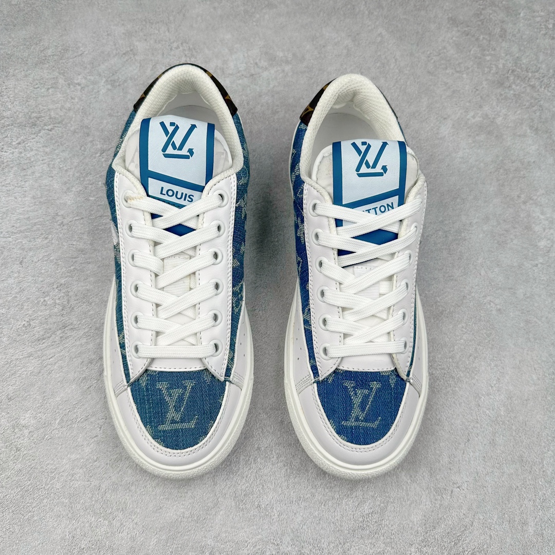 图片[2]-Louis Vuitton 路易威登 lv Time Out 低帮时尚运动板鞋 为舒软小牛皮革压印金属质感 Monogram 图案 再令 Louis 和vuitton 装饰点缀鞋带 与卢勒克斯金属线共同 释放莹泽光芒 搭配后部 Monogram帆布饰边和加厚胎面橡胶外底 鞋面胎牛皮和进口PVC制裁而成 高密度进口电脑车线工艺、经典LOGO跟PVC完美结合 原版大底开模 内里采用进口羊皮 超软皮内里+鞋垫 最新LV/路易威登 杨幂 关晓彤 官方等多明星网红同款 快手抖音等多平台热推 尺码：35 36 37 38 39 40 41 42 43 44-选品中心