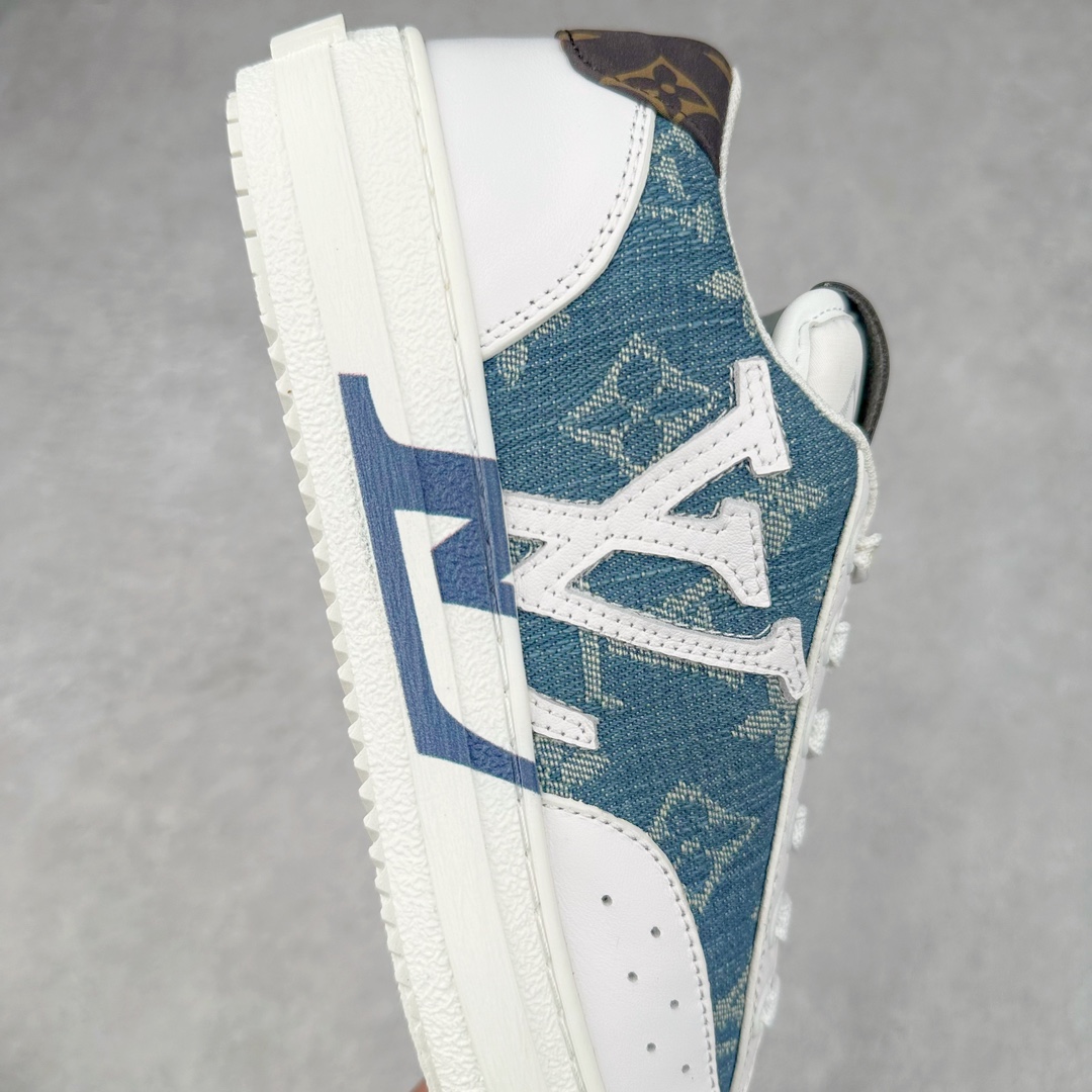 图片[6]-Louis Vuitton 路易威登 lv Time Out 低帮时尚运动板鞋 为舒软小牛皮革压印金属质感 Monogram 图案 再令 Louis 和vuitton 装饰点缀鞋带 与卢勒克斯金属线共同 释放莹泽光芒 搭配后部 Monogram帆布饰边和加厚胎面橡胶外底 鞋面胎牛皮和进口PVC制裁而成 高密度进口电脑车线工艺、经典LOGO跟PVC完美结合 原版大底开模 内里采用进口羊皮 超软皮内里+鞋垫 最新LV/路易威登 杨幂 关晓彤 官方等多明星网红同款 快手抖音等多平台热推 尺码：35 36 37 38 39 40 41 42 43 44-选品中心