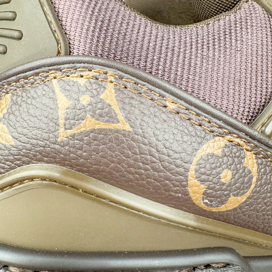 图片[14]-＃GD广顶 Louis Vuitton Trainer Maxi路易威登时装走秀运动时尚板鞋 小胖丁面包鞋 外贸零售特供批次 2023全新纸板数据 印花高频效果碾压市面 市售天花板产物 耗时半年巨作 全套原厂新版原纸板楦头开发 原厂特供皮料加持 市场所有版本中综合最强的货品 GD实力大厂出品 全网最全配色更新最快 最成熟的做工稳定的品控 完美鞋型超高的清洁度 零毛边线头瑕疵 全套原楦原纸版原鞋开模 全网最具灵魂的版型 正确原装黄色鞋盒 正确中底印花 鞋面印花3D高频深度立体 全鞋电脑针车 紧密相连 针距密度一致 环保乳胶注塑鞋垫 厚度脚感还原原版 皮面裁剪部位 统一油边封口工艺 原装橡胶大底含胶量大底组合零偏差 专柜全套包装 防尘袋 说明书 质保卡 男女鞋 尺码：35 36 37 38 39 40 41 42 43 44 45-选品中心