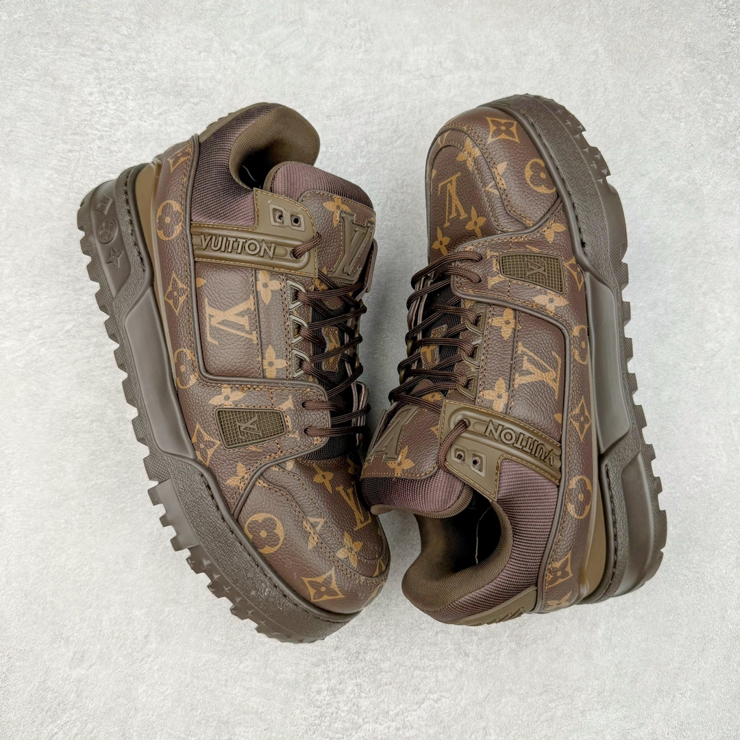 图片[3]-＃GD广顶 Louis Vuitton Trainer Maxi路易威登时装走秀运动时尚板鞋 小胖丁面包鞋 外贸零售特供批次 2023全新纸板数据 印花高频效果碾压市面 市售天花板产物 耗时半年巨作 全套原厂新版原纸板楦头开发 原厂特供皮料加持 市场所有版本中综合最强的货品 GD实力大厂出品 全网最全配色更新最快 最成熟的做工稳定的品控 完美鞋型超高的清洁度 零毛边线头瑕疵 全套原楦原纸版原鞋开模 全网最具灵魂的版型 正确原装黄色鞋盒 正确中底印花 鞋面印花3D高频深度立体 全鞋电脑针车 紧密相连 针距密度一致 环保乳胶注塑鞋垫 厚度脚感还原原版 皮面裁剪部位 统一油边封口工艺 原装橡胶大底含胶量大底组合零偏差 专柜全套包装 防尘袋 说明书 质保卡 男女鞋 尺码：35 36 37 38 39 40 41 42 43 44 45-选品中心