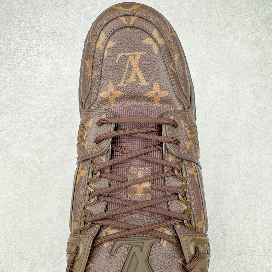 图片[4]-＃GD广顶 Louis Vuitton Trainer Maxi路易威登时装走秀运动时尚板鞋 小胖丁面包鞋 外贸零售特供批次 2023全新纸板数据 印花高频效果碾压市面 市售天花板产物 耗时半年巨作 全套原厂新版原纸板楦头开发 原厂特供皮料加持 市场所有版本中综合最强的货品 GD实力大厂出品 全网最全配色更新最快 最成熟的做工稳定的品控 完美鞋型超高的清洁度 零毛边线头瑕疵 全套原楦原纸版原鞋开模 全网最具灵魂的版型 正确原装黄色鞋盒 正确中底印花 鞋面印花3D高频深度立体 全鞋电脑针车 紧密相连 针距密度一致 环保乳胶注塑鞋垫 厚度脚感还原原版 皮面裁剪部位 统一油边封口工艺 原装橡胶大底含胶量大底组合零偏差 专柜全套包装 防尘袋 说明书 质保卡 男女鞋 尺码：35 36 37 38 39 40 41 42 43 44 45-选品中心