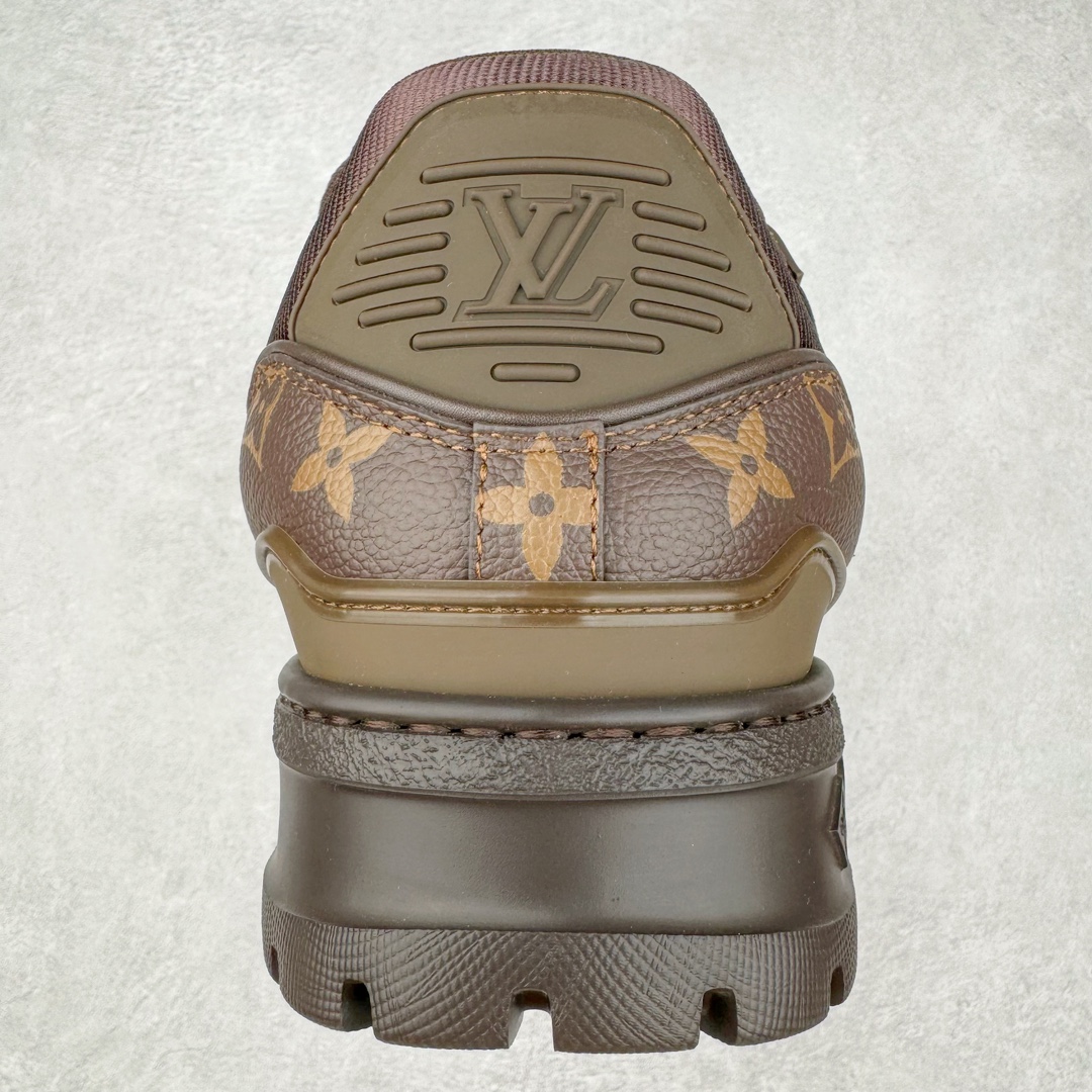 图片[8]-＃GD广顶 Louis Vuitton Trainer Maxi路易威登时装走秀运动时尚板鞋 小胖丁面包鞋 外贸零售特供批次 2023全新纸板数据 印花高频效果碾压市面 市售天花板产物 耗时半年巨作 全套原厂新版原纸板楦头开发 原厂特供皮料加持 市场所有版本中综合最强的货品 GD实力大厂出品 全网最全配色更新最快 最成熟的做工稳定的品控 完美鞋型超高的清洁度 零毛边线头瑕疵 全套原楦原纸版原鞋开模 全网最具灵魂的版型 正确原装黄色鞋盒 正确中底印花 鞋面印花3D高频深度立体 全鞋电脑针车 紧密相连 针距密度一致 环保乳胶注塑鞋垫 厚度脚感还原原版 皮面裁剪部位 统一油边封口工艺 原装橡胶大底含胶量大底组合零偏差 专柜全套包装 防尘袋 说明书 质保卡 男女鞋 尺码：35 36 37 38 39 40 41 42 43 44 45-选品中心