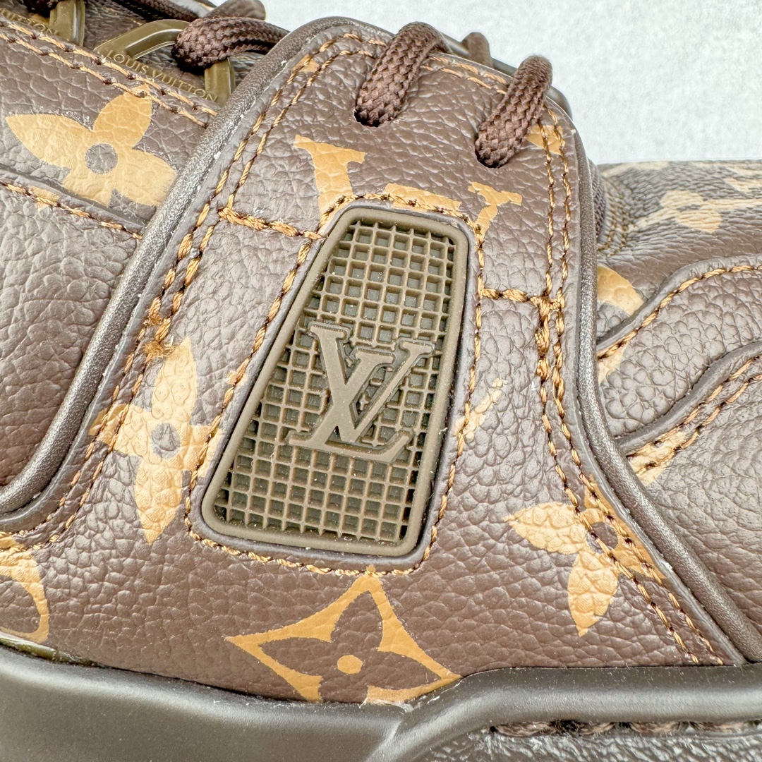 图片[19]-＃GD广顶 Louis Vuitton Trainer Maxi路易威登时装走秀运动时尚板鞋 小胖丁面包鞋 外贸零售特供批次 2023全新纸板数据 印花高频效果碾压市面 市售天花板产物 耗时半年巨作 全套原厂新版原纸板楦头开发 原厂特供皮料加持 市场所有版本中综合最强的货品 GD实力大厂出品 全网最全配色更新最快 最成熟的做工稳定的品控 完美鞋型超高的清洁度 零毛边线头瑕疵 全套原楦原纸版原鞋开模 全网最具灵魂的版型 正确原装黄色鞋盒 正确中底印花 鞋面印花3D高频深度立体 全鞋电脑针车 紧密相连 针距密度一致 环保乳胶注塑鞋垫 厚度脚感还原原版 皮面裁剪部位 统一油边封口工艺 原装橡胶大底含胶量大底组合零偏差 专柜全套包装 防尘袋 说明书 质保卡 男女鞋 尺码：35 36 37 38 39 40 41 42 43 44 45-选品中心