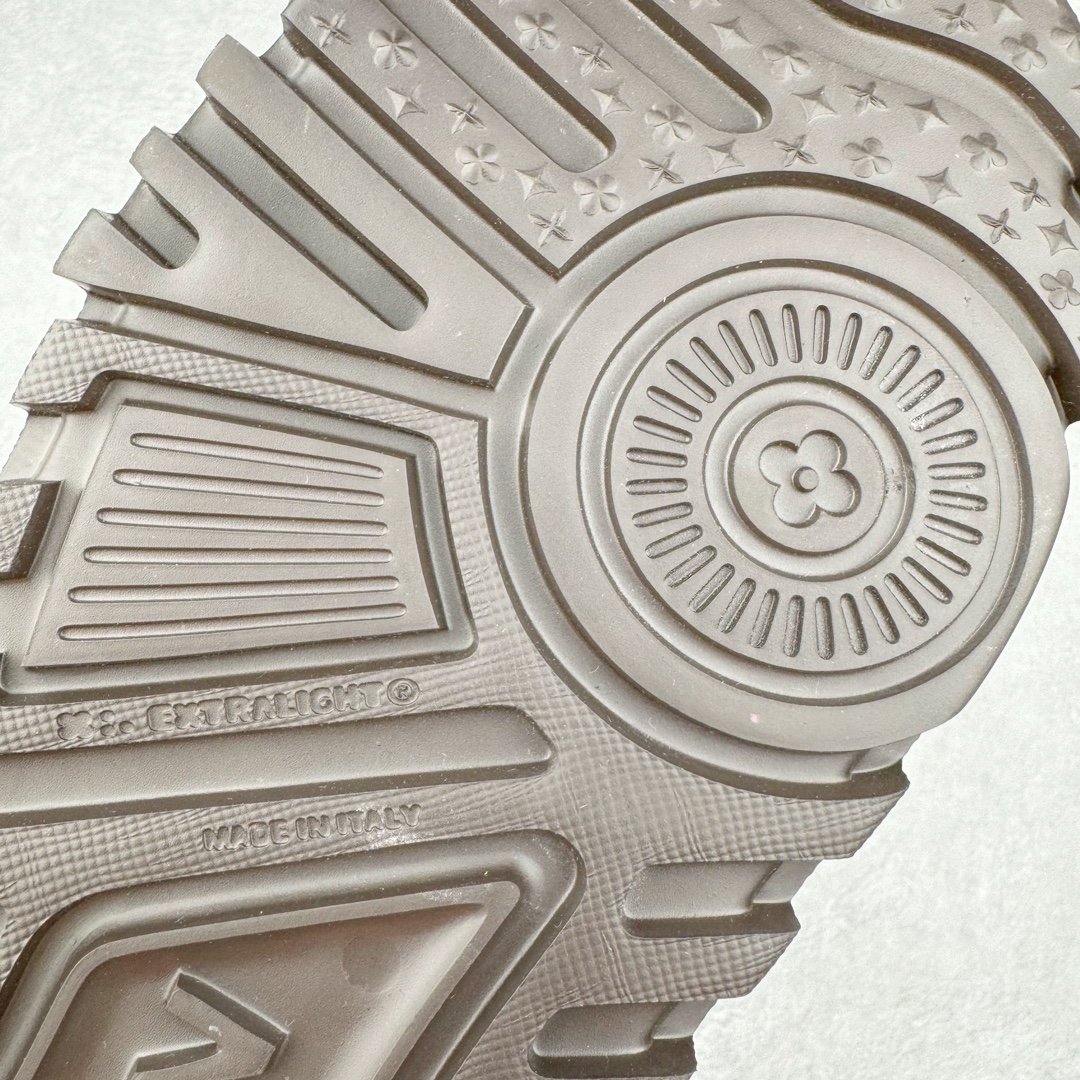 图片[20]-＃GD广顶 Louis Vuitton Trainer Maxi路易威登时装走秀运动时尚板鞋 小胖丁面包鞋 外贸零售特供批次 2023全新纸板数据 印花高频效果碾压市面 市售天花板产物 耗时半年巨作 全套原厂新版原纸板楦头开发 原厂特供皮料加持 市场所有版本中综合最强的货品 GD实力大厂出品 全网最全配色更新最快 最成熟的做工稳定的品控 完美鞋型超高的清洁度 零毛边线头瑕疵 全套原楦原纸版原鞋开模 全网最具灵魂的版型 正确原装黄色鞋盒 正确中底印花 鞋面印花3D高频深度立体 全鞋电脑针车 紧密相连 针距密度一致 环保乳胶注塑鞋垫 厚度脚感还原原版 皮面裁剪部位 统一油边封口工艺 原装橡胶大底含胶量大底组合零偏差 专柜全套包装 防尘袋 说明书 质保卡 男女鞋 尺码：35 36 37 38 39 40 41 42 43 44 45-选品中心