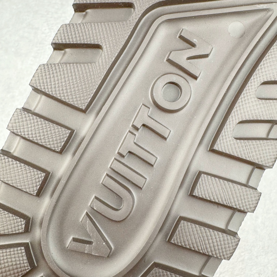 图片[21]-＃GD广顶 Louis Vuitton Trainer Maxi路易威登时装走秀运动时尚板鞋 小胖丁面包鞋 外贸零售特供批次 2023全新纸板数据 印花高频效果碾压市面 市售天花板产物 耗时半年巨作 全套原厂新版原纸板楦头开发 原厂特供皮料加持 市场所有版本中综合最强的货品 GD实力大厂出品 全网最全配色更新最快 最成熟的做工稳定的品控 完美鞋型超高的清洁度 零毛边线头瑕疵 全套原楦原纸版原鞋开模 全网最具灵魂的版型 正确原装黄色鞋盒 正确中底印花 鞋面印花3D高频深度立体 全鞋电脑针车 紧密相连 针距密度一致 环保乳胶注塑鞋垫 厚度脚感还原原版 皮面裁剪部位 统一油边封口工艺 原装橡胶大底含胶量大底组合零偏差 专柜全套包装 防尘袋 说明书 质保卡 男女鞋 尺码：35 36 37 38 39 40 41 42 43 44 45-选品中心