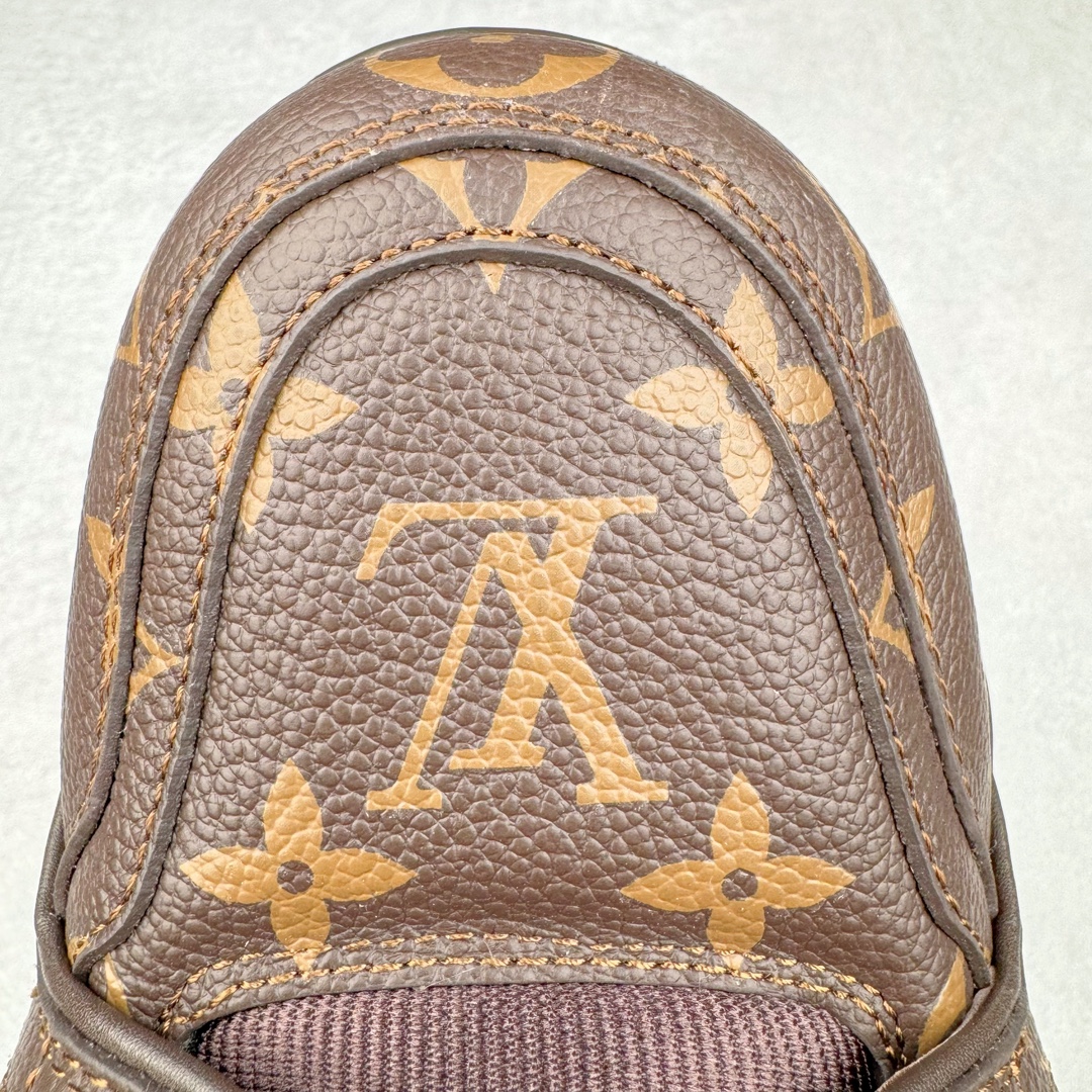 图片[17]-＃GD广顶 Louis Vuitton Trainer Maxi路易威登时装走秀运动时尚板鞋 小胖丁面包鞋 外贸零售特供批次 2023全新纸板数据 印花高频效果碾压市面 市售天花板产物 耗时半年巨作 全套原厂新版原纸板楦头开发 原厂特供皮料加持 市场所有版本中综合最强的货品 GD实力大厂出品 全网最全配色更新最快 最成熟的做工稳定的品控 完美鞋型超高的清洁度 零毛边线头瑕疵 全套原楦原纸版原鞋开模 全网最具灵魂的版型 正确原装黄色鞋盒 正确中底印花 鞋面印花3D高频深度立体 全鞋电脑针车 紧密相连 针距密度一致 环保乳胶注塑鞋垫 厚度脚感还原原版 皮面裁剪部位 统一油边封口工艺 原装橡胶大底含胶量大底组合零偏差 专柜全套包装 防尘袋 说明书 质保卡 男女鞋 尺码：35 36 37 38 39 40 41 42 43 44 45-选品中心