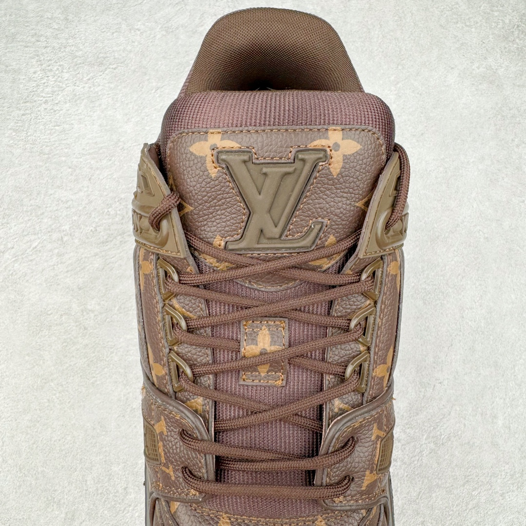 图片[5]-＃GD广顶 Louis Vuitton Trainer Maxi路易威登时装走秀运动时尚板鞋 小胖丁面包鞋 外贸零售特供批次 2023全新纸板数据 印花高频效果碾压市面 市售天花板产物 耗时半年巨作 全套原厂新版原纸板楦头开发 原厂特供皮料加持 市场所有版本中综合最强的货品 GD实力大厂出品 全网最全配色更新最快 最成熟的做工稳定的品控 完美鞋型超高的清洁度 零毛边线头瑕疵 全套原楦原纸版原鞋开模 全网最具灵魂的版型 正确原装黄色鞋盒 正确中底印花 鞋面印花3D高频深度立体 全鞋电脑针车 紧密相连 针距密度一致 环保乳胶注塑鞋垫 厚度脚感还原原版 皮面裁剪部位 统一油边封口工艺 原装橡胶大底含胶量大底组合零偏差 专柜全套包装 防尘袋 说明书 质保卡 男女鞋 尺码：35 36 37 38 39 40 41 42 43 44 45-选品中心