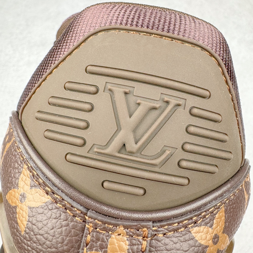 图片[13]-＃GD广顶 Louis Vuitton Trainer Maxi路易威登时装走秀运动时尚板鞋 小胖丁面包鞋 外贸零售特供批次 2023全新纸板数据 印花高频效果碾压市面 市售天花板产物 耗时半年巨作 全套原厂新版原纸板楦头开发 原厂特供皮料加持 市场所有版本中综合最强的货品 GD实力大厂出品 全网最全配色更新最快 最成熟的做工稳定的品控 完美鞋型超高的清洁度 零毛边线头瑕疵 全套原楦原纸版原鞋开模 全网最具灵魂的版型 正确原装黄色鞋盒 正确中底印花 鞋面印花3D高频深度立体 全鞋电脑针车 紧密相连 针距密度一致 环保乳胶注塑鞋垫 厚度脚感还原原版 皮面裁剪部位 统一油边封口工艺 原装橡胶大底含胶量大底组合零偏差 专柜全套包装 防尘袋 说明书 质保卡 男女鞋 尺码：35 36 37 38 39 40 41 42 43 44 45-选品中心