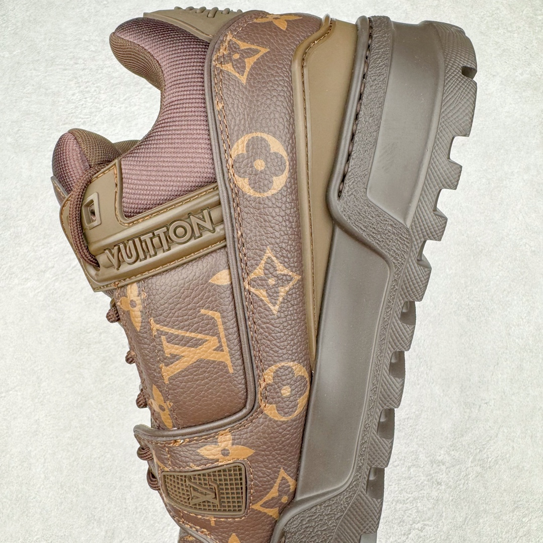 图片[7]-＃GD广顶 Louis Vuitton Trainer Maxi路易威登时装走秀运动时尚板鞋 小胖丁面包鞋 外贸零售特供批次 2023全新纸板数据 印花高频效果碾压市面 市售天花板产物 耗时半年巨作 全套原厂新版原纸板楦头开发 原厂特供皮料加持 市场所有版本中综合最强的货品 GD实力大厂出品 全网最全配色更新最快 最成熟的做工稳定的品控 完美鞋型超高的清洁度 零毛边线头瑕疵 全套原楦原纸版原鞋开模 全网最具灵魂的版型 正确原装黄色鞋盒 正确中底印花 鞋面印花3D高频深度立体 全鞋电脑针车 紧密相连 针距密度一致 环保乳胶注塑鞋垫 厚度脚感还原原版 皮面裁剪部位 统一油边封口工艺 原装橡胶大底含胶量大底组合零偏差 专柜全套包装 防尘袋 说明书 质保卡 男女鞋 尺码：35 36 37 38 39 40 41 42 43 44 45-选品中心