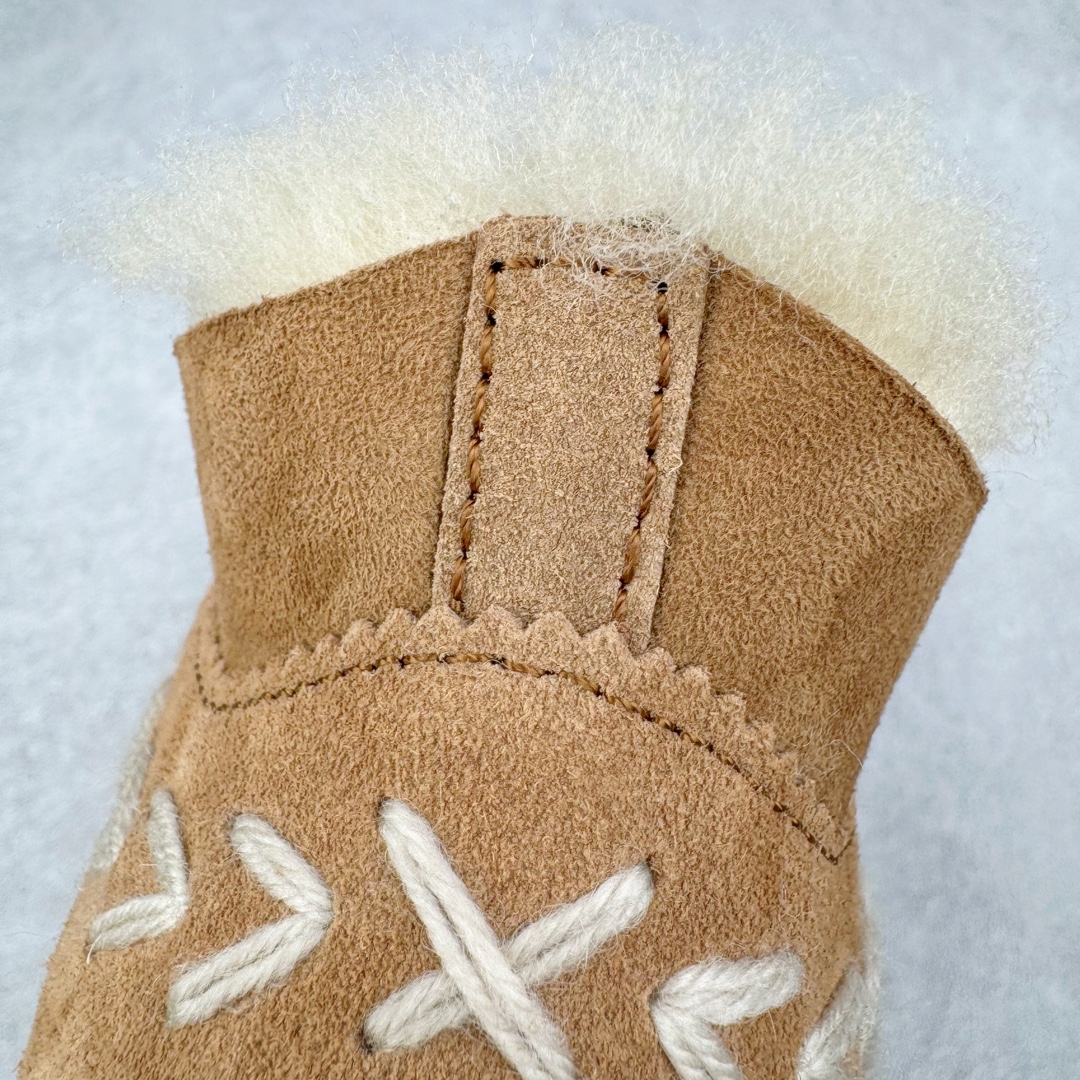 图片[13]-＃CS UGG 6901 经典短筒秋冬羊皮毛一体雪地靴 全鞋采用ZP同厂 隆丰A级澳洲进口羊皮毛一体 品牌代工厂生产线 完全遵循ZP工艺流程 代工厂原厂版师 秉承无原鞋不开发选择 注重每一处细节 市面最正版型 TREADLITE\\\”轻翼\\\”科技外底 轻便/耐用/柔韧/桩型【售后郑重承诺】一个月内若出现重大脱胶/断底等质量问题 直接为您换新！尺码：35 36 37 38 39 40-选品中心