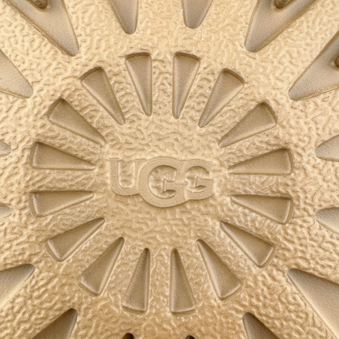 图片[17]-＃CS UGG 6901 经典短筒秋冬羊皮毛一体雪地靴 全鞋采用ZP同厂 隆丰A级澳洲进口羊皮毛一体 品牌代工厂生产线 完全遵循ZP工艺流程 代工厂原厂版师 秉承无原鞋不开发选择 注重每一处细节 市面最正版型 TREADLITE\\\”轻翼\\\”科技外底 轻便/耐用/柔韧/桩型【售后郑重承诺】一个月内若出现重大脱胶/断底等质量问题 直接为您换新！尺码：35 36 37 38 39 40-选品中心