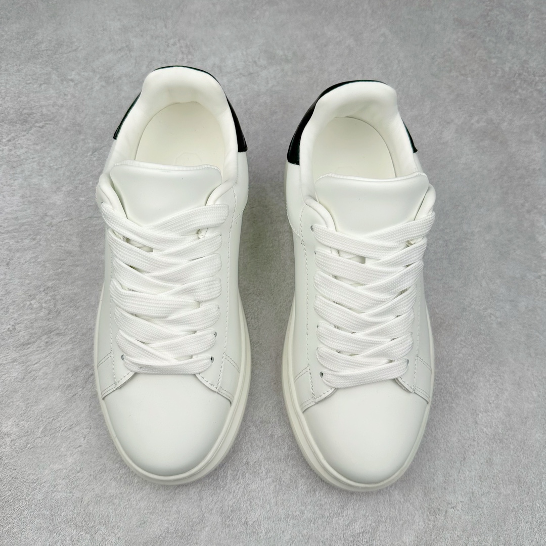 图片[2]-THOM WILLS TW休闲百搭小牛皮小白鞋厚底增高轻便透气舒适低帮板鞋 白色 打破增高鞋厚重且实际增高效果不理想的常规设计，多次调整鞋身线条与内部结构，保留轻便外形，超越同类鞋履的增高效果，舒适增高约5CM。LONDON MIST小牛皮，雾面哑光，质地顺滑细腻，尽显高阶质感，更挺括耐折，舒适时髦。内里牛皮包裹，经水染工艺处理，质地柔软，毛孔细腻，吸汗透气，长时间穿着仍可保持脚部清爽。发泡鞋底柔软轻盈，弹性减震，防滑耐磨。仿生工艺结构更符合亚洲人群足弓构造，降低负担，品牌标识展示时尚态度。尺码：35 36 37 38 39 40 41 42 43 44 45-选品中心