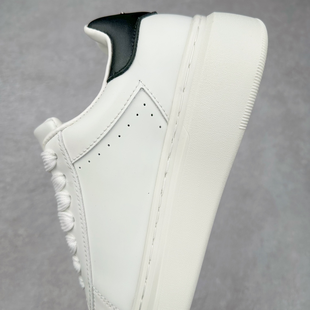 图片[7]-THOM WILLS TW休闲百搭小牛皮小白鞋厚底增高轻便透气舒适低帮板鞋 白色 打破增高鞋厚重且实际增高效果不理想的常规设计，多次调整鞋身线条与内部结构，保留轻便外形，超越同类鞋履的增高效果，舒适增高约5CM。LONDON MIST小牛皮，雾面哑光，质地顺滑细腻，尽显高阶质感，更挺括耐折，舒适时髦。内里牛皮包裹，经水染工艺处理，质地柔软，毛孔细腻，吸汗透气，长时间穿着仍可保持脚部清爽。发泡鞋底柔软轻盈，弹性减震，防滑耐磨。仿生工艺结构更符合亚洲人群足弓构造，降低负担，品牌标识展示时尚态度。尺码：35 36 37 38 39 40 41 42 43 44 45-选品中心