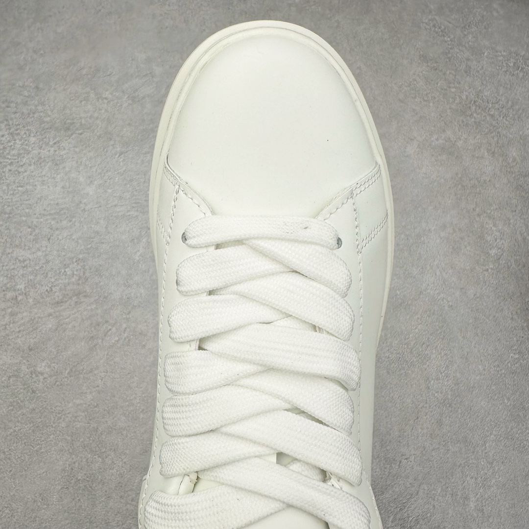 图片[4]-THOM WILLS TW休闲百搭小牛皮小白鞋厚底增高轻便透气舒适低帮板鞋 白色 打破增高鞋厚重且实际增高效果不理想的常规设计，多次调整鞋身线条与内部结构，保留轻便外形，超越同类鞋履的增高效果，舒适增高约5CM。LONDON MIST小牛皮，雾面哑光，质地顺滑细腻，尽显高阶质感，更挺括耐折，舒适时髦。内里牛皮包裹，经水染工艺处理，质地柔软，毛孔细腻，吸汗透气，长时间穿着仍可保持脚部清爽。发泡鞋底柔软轻盈，弹性减震，防滑耐磨。仿生工艺结构更符合亚洲人群足弓构造，降低负担，品牌标识展示时尚态度。尺码：35 36 37 38 39 40 41 42 43 44 45-选品中心