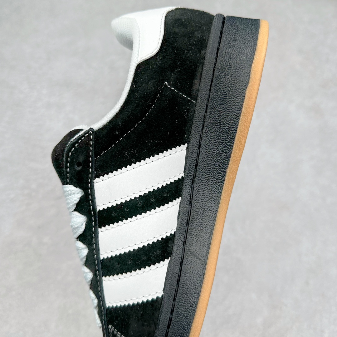 图片[7]-AD Originals Campus 00s 学院系列面包风经典复古低帮百搭休闲运动板鞋 IG0792 这次 Originals 选择了以经典复古鞋型 Campus 为蓝本打造全新面包鞋 这款鞋型联名不断 冠希当年对它更是钟爱有加 论牌面丝毫不输贝壳头、Forum 等大热鞋型 这次 Campus 一改 80 年代的瘦长造型 鞋舌、鞋身、鞋底甚至细节都变大了 营造出千禧年前后流行的面包鞋宽大廓形 因此鞋名改为 Campus 00s 鞋身采用绒面皮料搭配白色常规皮革 质感上还是延续了经典 Campus 的设计 鞋舌填充更加饱满 让鞋款整体看起来更加圆润 搭配上这款浅蓝配色 「蓝胖子」造型真的很可爱 鞋舌还加入了与以往 Campus 不同的全新三叶草 Logo 令造型更具千禧气息 鞋带也采用了加宽的设计 如果你不喜欢 这次还附送了传统鞋带可以替换 鞋底采用了米黄做旧设计 凸显鞋款的复古年代感 除了清新可人的浅蓝配色 还有一款酷灰配色 造型更加硬朗复古 而且相比浅蓝配色更加耐脏 尺码：36 36⅔ 37⅓ 38 38⅔ 39⅓ 40 40⅔ 41⅓ 42 42⅔ 43⅓ 44 45-选品中心