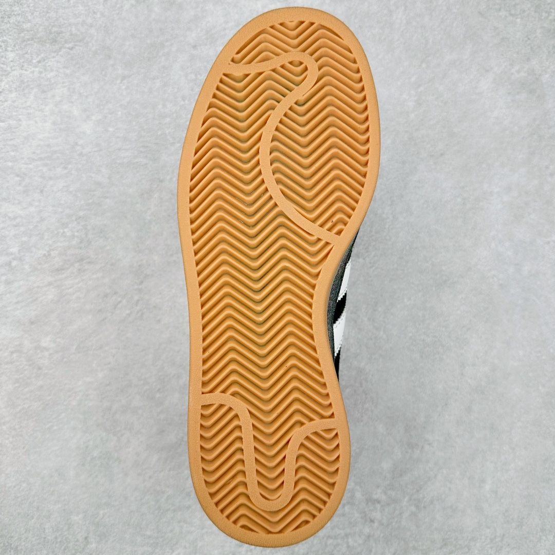 图片[9]-AD Originals Campus 00s 学院系列面包风经典复古低帮百搭休闲运动板鞋 IG0792 这次 Originals 选择了以经典复古鞋型 Campus 为蓝本打造全新面包鞋 这款鞋型联名不断 冠希当年对它更是钟爱有加 论牌面丝毫不输贝壳头、Forum 等大热鞋型 这次 Campus 一改 80 年代的瘦长造型 鞋舌、鞋身、鞋底甚至细节都变大了 营造出千禧年前后流行的面包鞋宽大廓形 因此鞋名改为 Campus 00s 鞋身采用绒面皮料搭配白色常规皮革 质感上还是延续了经典 Campus 的设计 鞋舌填充更加饱满 让鞋款整体看起来更加圆润 搭配上这款浅蓝配色 「蓝胖子」造型真的很可爱 鞋舌还加入了与以往 Campus 不同的全新三叶草 Logo 令造型更具千禧气息 鞋带也采用了加宽的设计 如果你不喜欢 这次还附送了传统鞋带可以替换 鞋底采用了米黄做旧设计 凸显鞋款的复古年代感 除了清新可人的浅蓝配色 还有一款酷灰配色 造型更加硬朗复古 而且相比浅蓝配色更加耐脏 尺码：36 36⅔ 37⅓ 38 38⅔ 39⅓ 40 40⅔ 41⅓ 42 42⅔ 43⅓ 44 45-选品中心