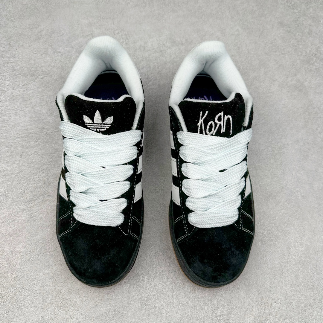 图片[2]-AD Originals Campus 00s 学院系列面包风经典复古低帮百搭休闲运动板鞋 IG0792 这次 Originals 选择了以经典复古鞋型 Campus 为蓝本打造全新面包鞋 这款鞋型联名不断 冠希当年对它更是钟爱有加 论牌面丝毫不输贝壳头、Forum 等大热鞋型 这次 Campus 一改 80 年代的瘦长造型 鞋舌、鞋身、鞋底甚至细节都变大了 营造出千禧年前后流行的面包鞋宽大廓形 因此鞋名改为 Campus 00s 鞋身采用绒面皮料搭配白色常规皮革 质感上还是延续了经典 Campus 的设计 鞋舌填充更加饱满 让鞋款整体看起来更加圆润 搭配上这款浅蓝配色 「蓝胖子」造型真的很可爱 鞋舌还加入了与以往 Campus 不同的全新三叶草 Logo 令造型更具千禧气息 鞋带也采用了加宽的设计 如果你不喜欢 这次还附送了传统鞋带可以替换 鞋底采用了米黄做旧设计 凸显鞋款的复古年代感 除了清新可人的浅蓝配色 还有一款酷灰配色 造型更加硬朗复古 而且相比浅蓝配色更加耐脏 尺码：36 36⅔ 37⅓ 38 38⅔ 39⅓ 40 40⅔ 41⅓ 42 42⅔ 43⅓ 44 45-选品中心