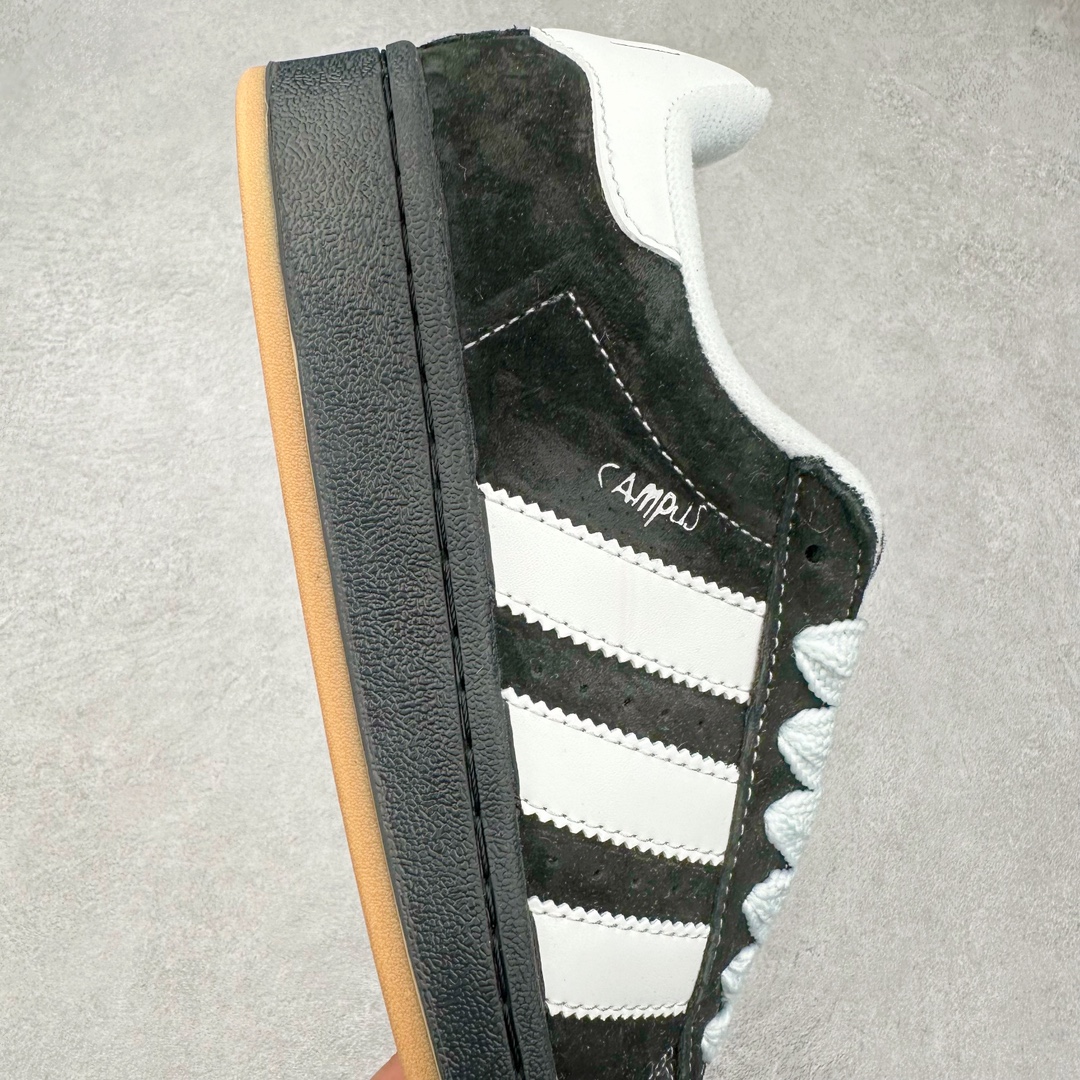 图片[6]-AD Originals Campus 00s 学院系列面包风经典复古低帮百搭休闲运动板鞋 IG0792 这次 Originals 选择了以经典复古鞋型 Campus 为蓝本打造全新面包鞋 这款鞋型联名不断 冠希当年对它更是钟爱有加 论牌面丝毫不输贝壳头、Forum 等大热鞋型 这次 Campus 一改 80 年代的瘦长造型 鞋舌、鞋身、鞋底甚至细节都变大了 营造出千禧年前后流行的面包鞋宽大廓形 因此鞋名改为 Campus 00s 鞋身采用绒面皮料搭配白色常规皮革 质感上还是延续了经典 Campus 的设计 鞋舌填充更加饱满 让鞋款整体看起来更加圆润 搭配上这款浅蓝配色 「蓝胖子」造型真的很可爱 鞋舌还加入了与以往 Campus 不同的全新三叶草 Logo 令造型更具千禧气息 鞋带也采用了加宽的设计 如果你不喜欢 这次还附送了传统鞋带可以替换 鞋底采用了米黄做旧设计 凸显鞋款的复古年代感 除了清新可人的浅蓝配色 还有一款酷灰配色 造型更加硬朗复古 而且相比浅蓝配色更加耐脏 尺码：36 36⅔ 37⅓ 38 38⅔ 39⅓ 40 40⅔ 41⅓ 42 42⅔ 43⅓ 44 45-选品中心