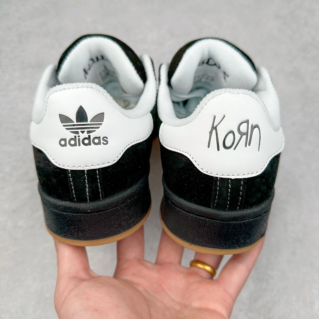 图片[8]-AD Originals Campus 00s 学院系列面包风经典复古低帮百搭休闲运动板鞋 IG0792 这次 Originals 选择了以经典复古鞋型 Campus 为蓝本打造全新面包鞋 这款鞋型联名不断 冠希当年对它更是钟爱有加 论牌面丝毫不输贝壳头、Forum 等大热鞋型 这次 Campus 一改 80 年代的瘦长造型 鞋舌、鞋身、鞋底甚至细节都变大了 营造出千禧年前后流行的面包鞋宽大廓形 因此鞋名改为 Campus 00s 鞋身采用绒面皮料搭配白色常规皮革 质感上还是延续了经典 Campus 的设计 鞋舌填充更加饱满 让鞋款整体看起来更加圆润 搭配上这款浅蓝配色 「蓝胖子」造型真的很可爱 鞋舌还加入了与以往 Campus 不同的全新三叶草 Logo 令造型更具千禧气息 鞋带也采用了加宽的设计 如果你不喜欢 这次还附送了传统鞋带可以替换 鞋底采用了米黄做旧设计 凸显鞋款的复古年代感 除了清新可人的浅蓝配色 还有一款酷灰配色 造型更加硬朗复古 而且相比浅蓝配色更加耐脏 尺码：36 36⅔ 37⅓ 38 38⅔ 39⅓ 40 40⅔ 41⅓ 42 42⅔ 43⅓ 44 45-选品中心