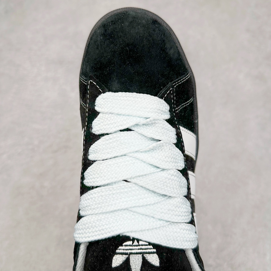 图片[4]-AD Originals Campus 00s 学院系列面包风经典复古低帮百搭休闲运动板鞋 IG0792 这次 Originals 选择了以经典复古鞋型 Campus 为蓝本打造全新面包鞋 这款鞋型联名不断 冠希当年对它更是钟爱有加 论牌面丝毫不输贝壳头、Forum 等大热鞋型 这次 Campus 一改 80 年代的瘦长造型 鞋舌、鞋身、鞋底甚至细节都变大了 营造出千禧年前后流行的面包鞋宽大廓形 因此鞋名改为 Campus 00s 鞋身采用绒面皮料搭配白色常规皮革 质感上还是延续了经典 Campus 的设计 鞋舌填充更加饱满 让鞋款整体看起来更加圆润 搭配上这款浅蓝配色 「蓝胖子」造型真的很可爱 鞋舌还加入了与以往 Campus 不同的全新三叶草 Logo 令造型更具千禧气息 鞋带也采用了加宽的设计 如果你不喜欢 这次还附送了传统鞋带可以替换 鞋底采用了米黄做旧设计 凸显鞋款的复古年代感 除了清新可人的浅蓝配色 还有一款酷灰配色 造型更加硬朗复古 而且相比浅蓝配色更加耐脏 尺码：36 36⅔ 37⅓ 38 38⅔ 39⅓ 40 40⅔ 41⅓ 42 42⅔ 43⅓ 44 45-选品中心