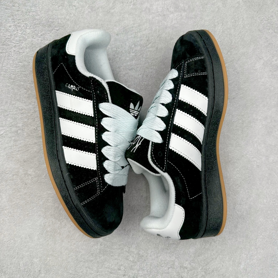 图片[3]-AD Originals Campus 00s 学院系列面包风经典复古低帮百搭休闲运动板鞋 IG0792 这次 Originals 选择了以经典复古鞋型 Campus 为蓝本打造全新面包鞋 这款鞋型联名不断 冠希当年对它更是钟爱有加 论牌面丝毫不输贝壳头、Forum 等大热鞋型 这次 Campus 一改 80 年代的瘦长造型 鞋舌、鞋身、鞋底甚至细节都变大了 营造出千禧年前后流行的面包鞋宽大廓形 因此鞋名改为 Campus 00s 鞋身采用绒面皮料搭配白色常规皮革 质感上还是延续了经典 Campus 的设计 鞋舌填充更加饱满 让鞋款整体看起来更加圆润 搭配上这款浅蓝配色 「蓝胖子」造型真的很可爱 鞋舌还加入了与以往 Campus 不同的全新三叶草 Logo 令造型更具千禧气息 鞋带也采用了加宽的设计 如果你不喜欢 这次还附送了传统鞋带可以替换 鞋底采用了米黄做旧设计 凸显鞋款的复古年代感 除了清新可人的浅蓝配色 还有一款酷灰配色 造型更加硬朗复古 而且相比浅蓝配色更加耐脏 尺码：36 36⅔ 37⅓ 38 38⅔ 39⅓ 40 40⅔ 41⅓ 42 42⅔ 43⅓ 44 45-选品中心
