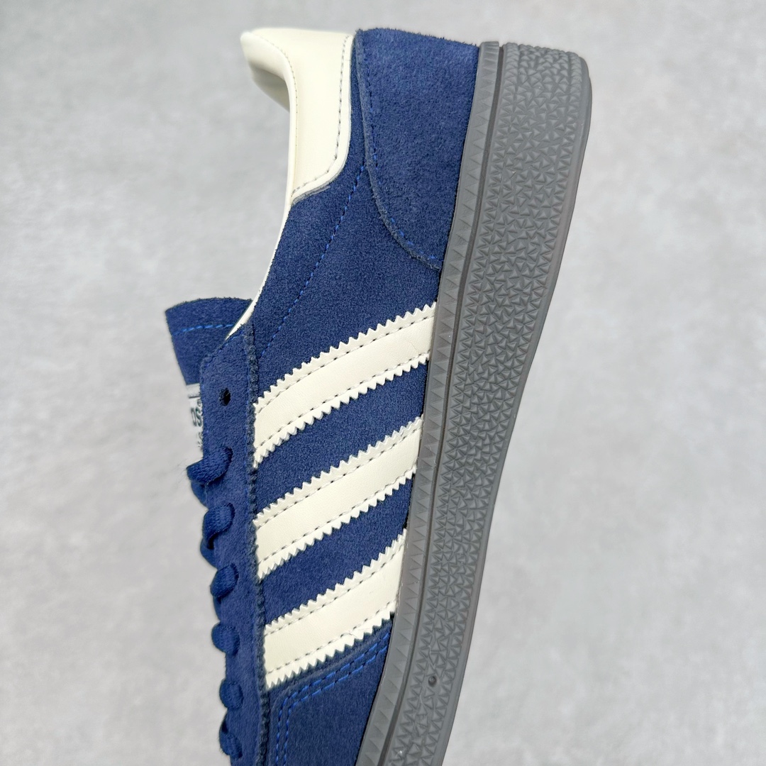 图片[7]-AD Originals Handball SPZL 手球运动员系列百搭休闲运动板鞋 IF7087 这款来自阿迪达斯的这款HANDBALL SPZL前身是一双手球运动鞋，这一次拿来复刻，所以鞋面的主要色彩选用了黑色， 鞋面外侧除了Spezial字母之外还有三叶草标志。Handball SPZL作为复古手球训练鞋与作为室内足球鞋的Samba有着异曲同工之处，但是质感更为出众的鞋身以及丰富的配色选择比起Samba来讲可以说是更胜一筹了！尺码：36 36⅔ 37⅓ 38 38⅔ 39⅓ 40 40⅔ 41⅓ 42 42⅔ 43⅓ 44 45-选品中心