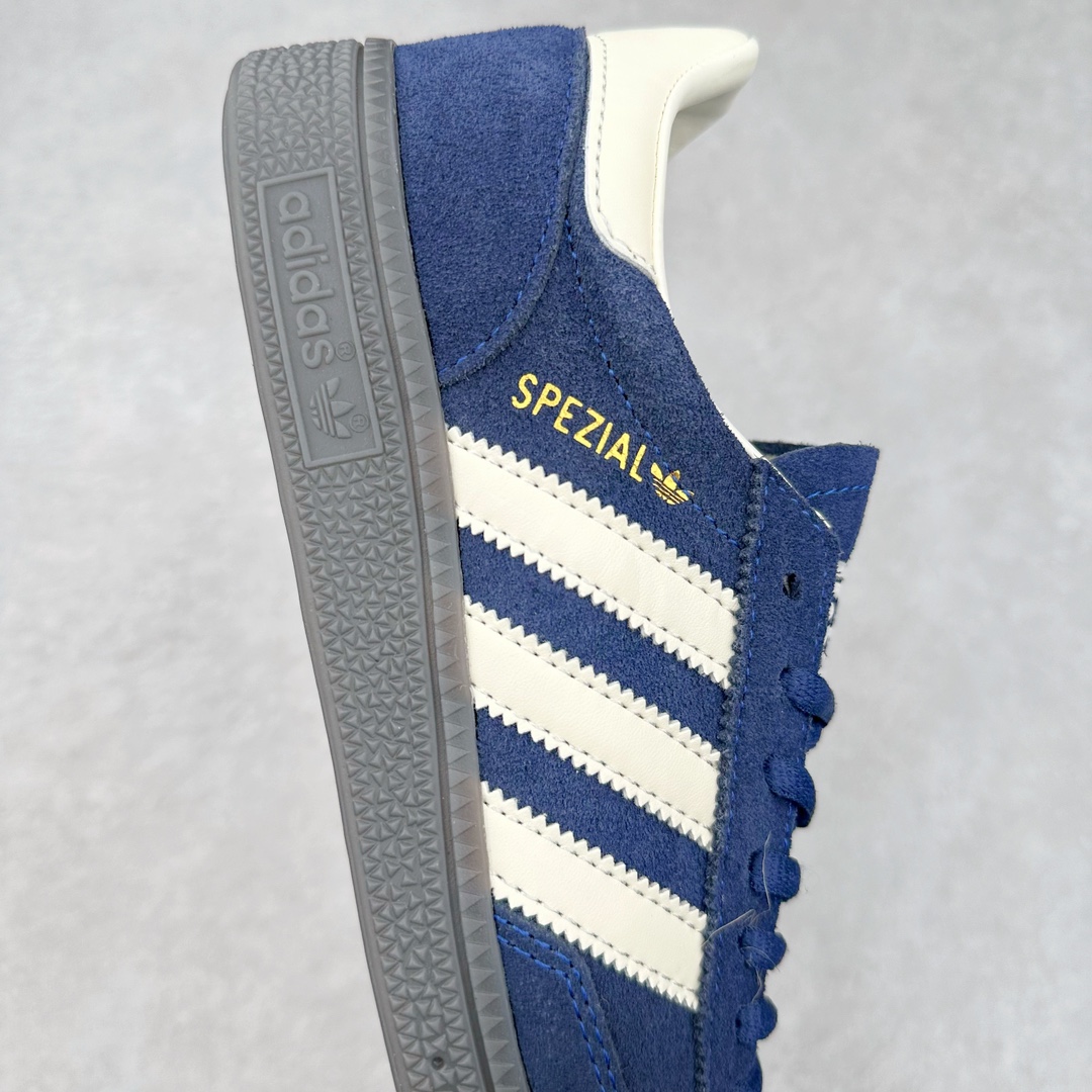 图片[6]-AD Originals Handball SPZL 手球运动员系列百搭休闲运动板鞋 IF7087 这款来自阿迪达斯的这款HANDBALL SPZL前身是一双手球运动鞋，这一次拿来复刻，所以鞋面的主要色彩选用了黑色， 鞋面外侧除了Spezial字母之外还有三叶草标志。Handball SPZL作为复古手球训练鞋与作为室内足球鞋的Samba有着异曲同工之处，但是质感更为出众的鞋身以及丰富的配色选择比起Samba来讲可以说是更胜一筹了！尺码：36 36⅔ 37⅓ 38 38⅔ 39⅓ 40 40⅔ 41⅓ 42 42⅔ 43⅓ 44 45-选品中心